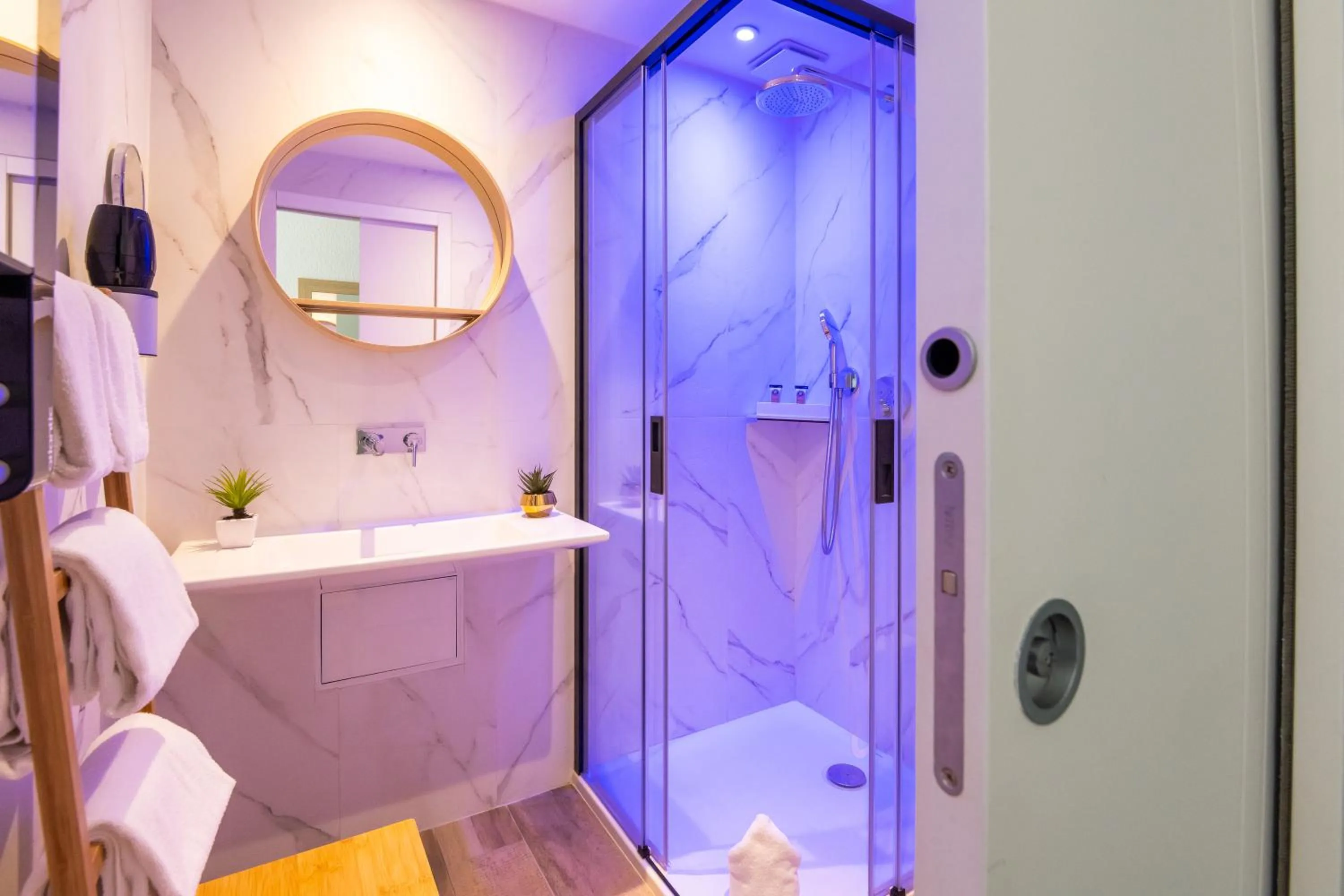 Bathroom in LOGIS Hôtel Restaurant Le Clos Fleuri