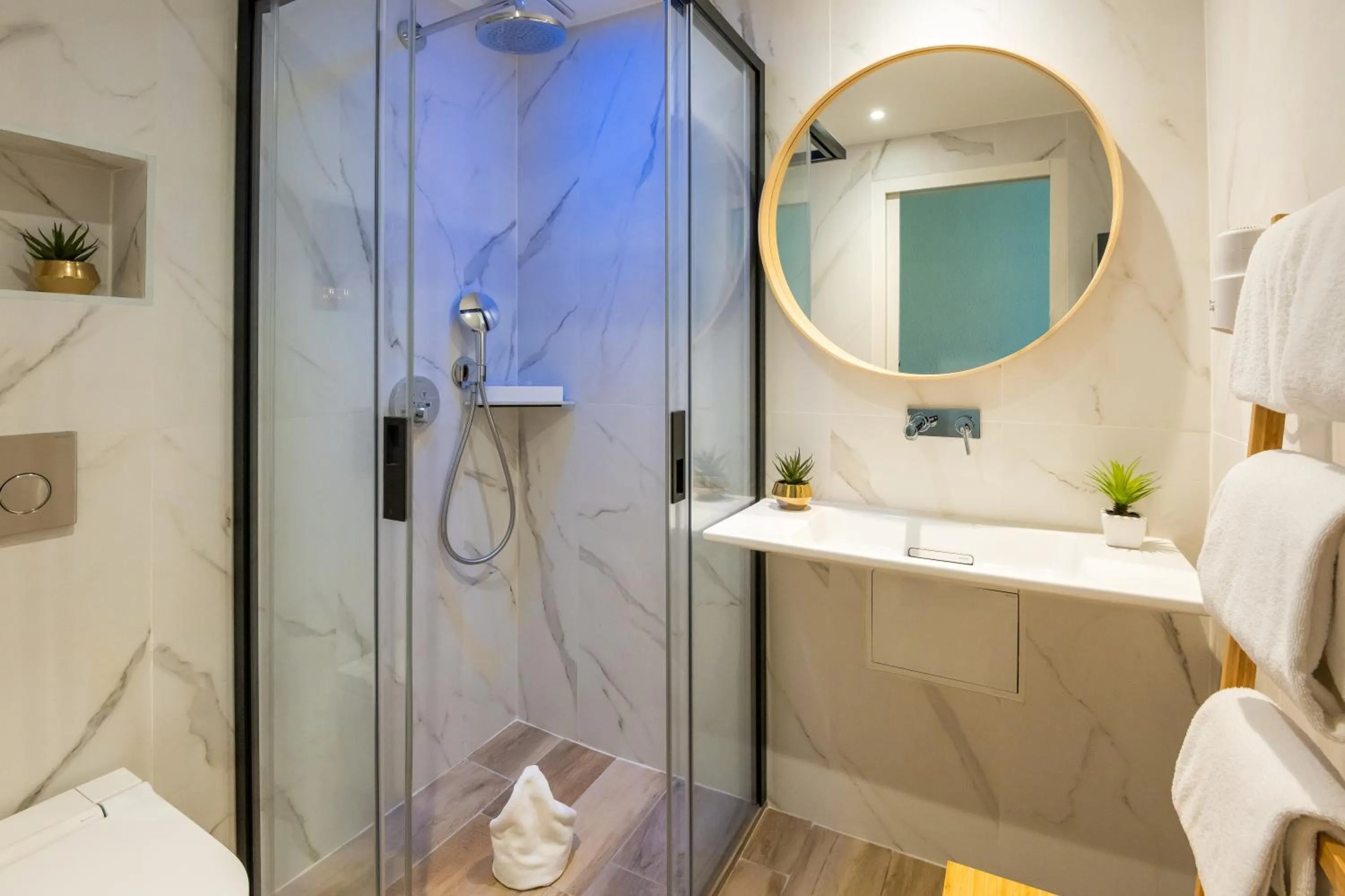 Bathroom in LOGIS Hôtel Restaurant Le Clos Fleuri