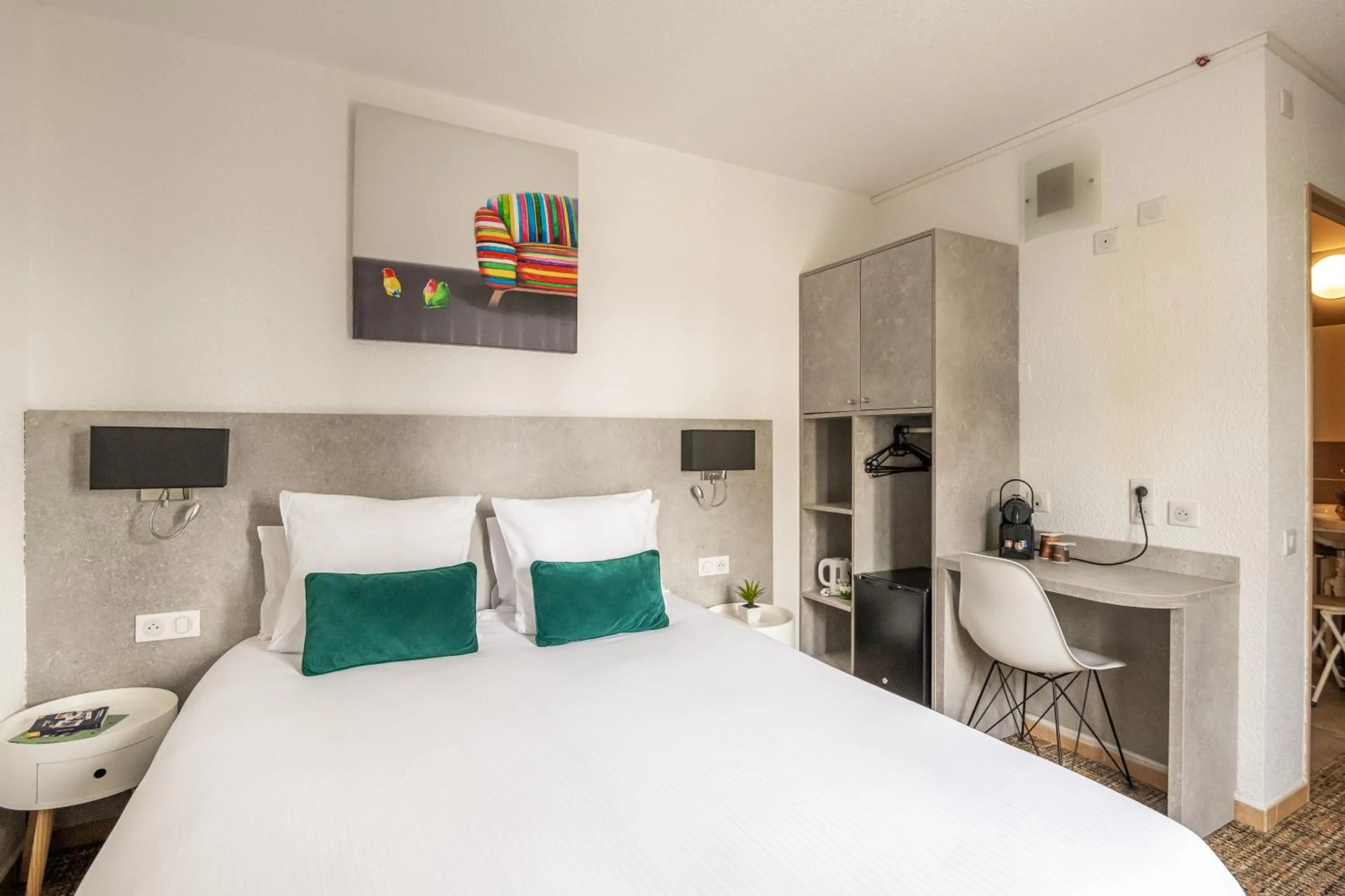 Facility for disabled guests, Bed in LOGIS Hôtel Restaurant Le Clos Fleuri