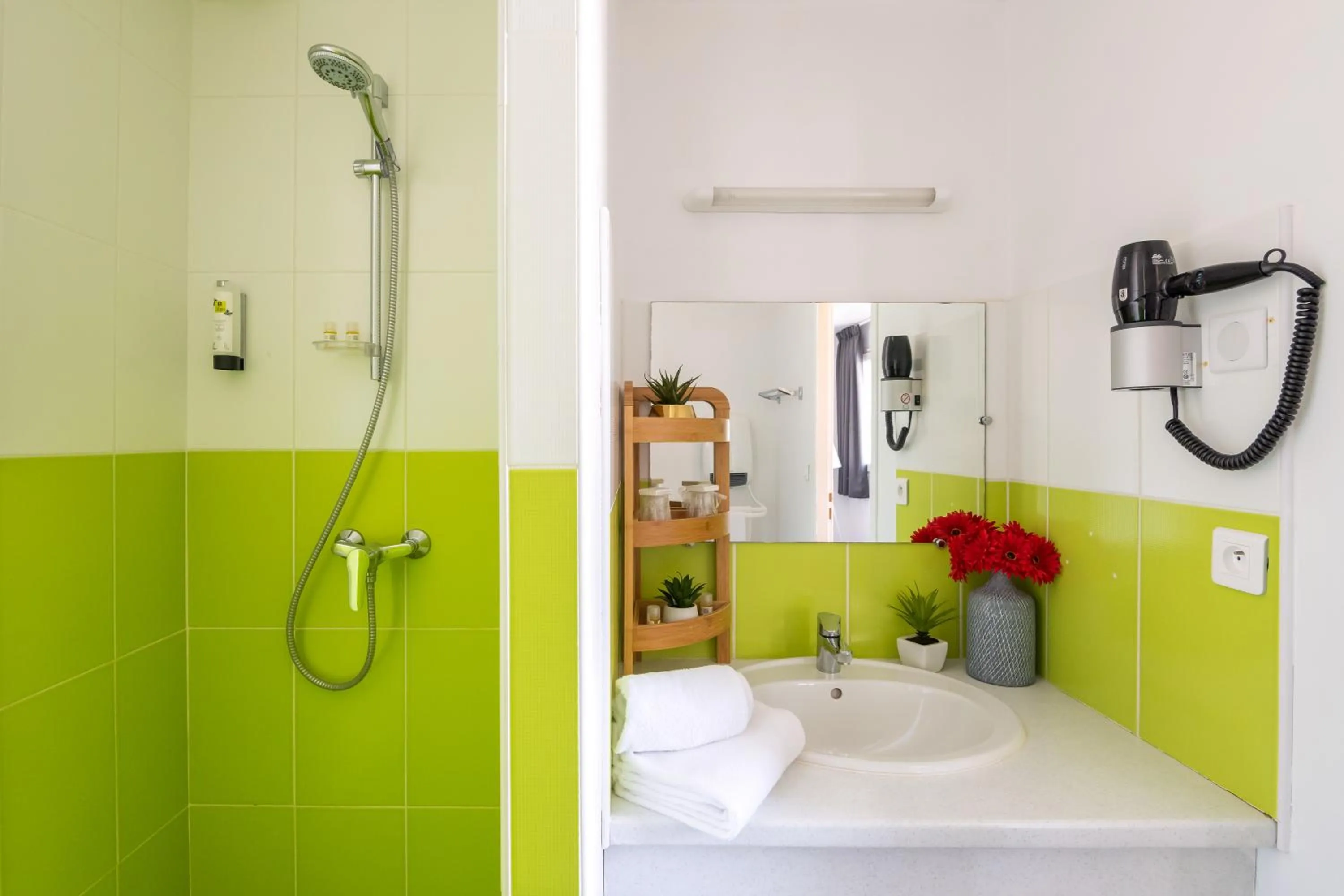 Bathroom in LOGIS Hôtel Restaurant Le Clos Fleuri