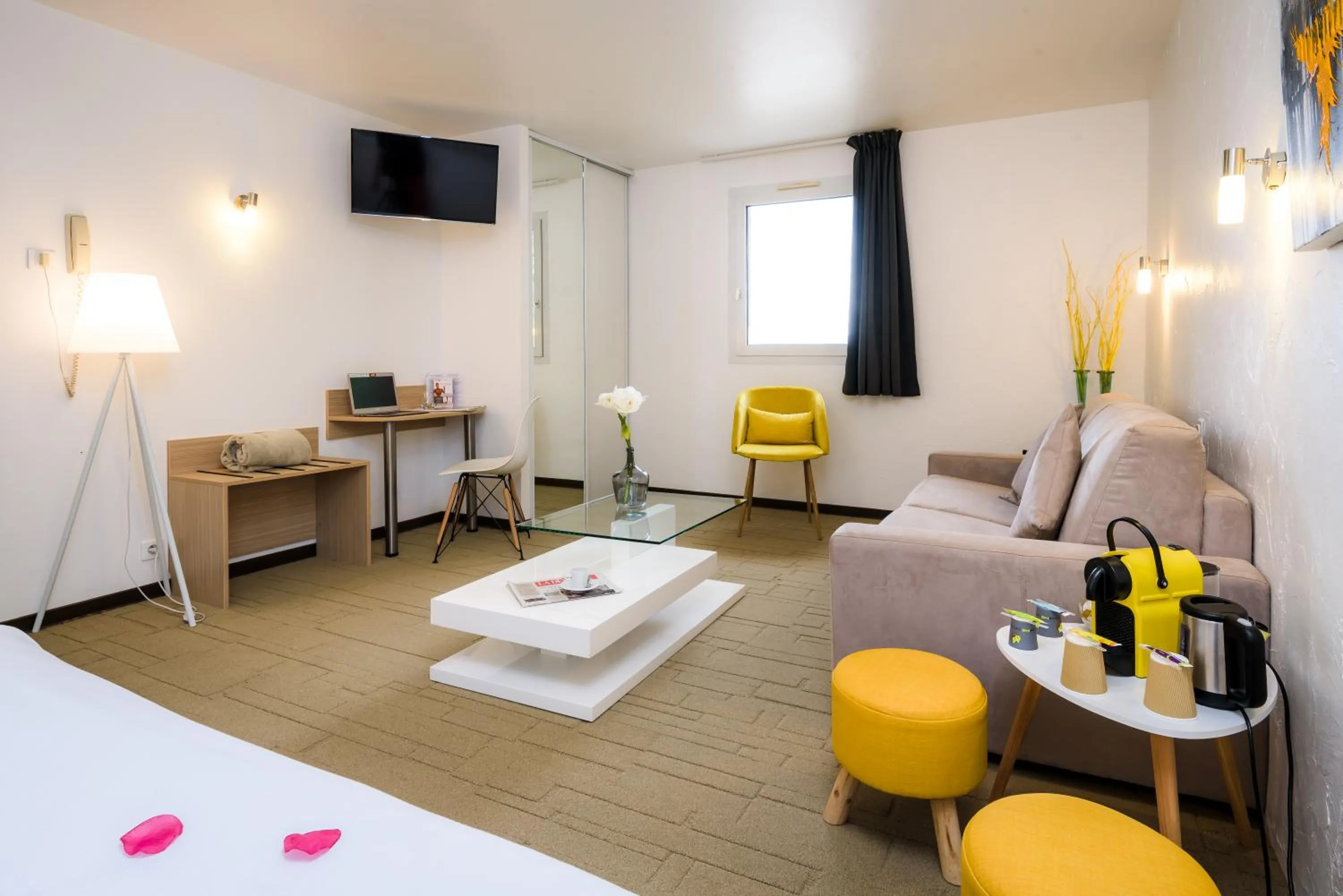 Bed in LOGIS Hôtel Restaurant Le Clos Fleuri