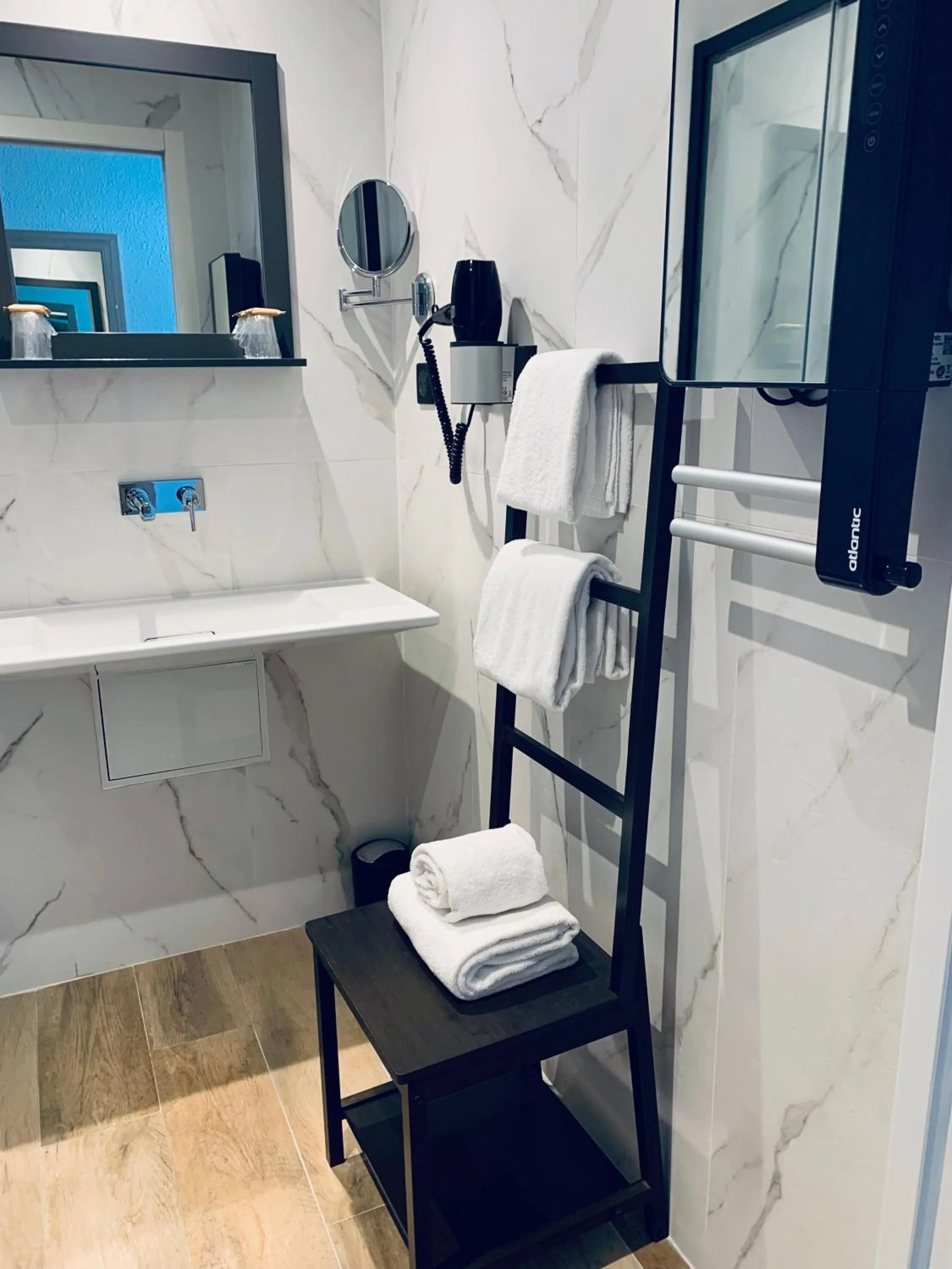 Bathroom in LOGIS Hôtel Restaurant Le Clos Fleuri