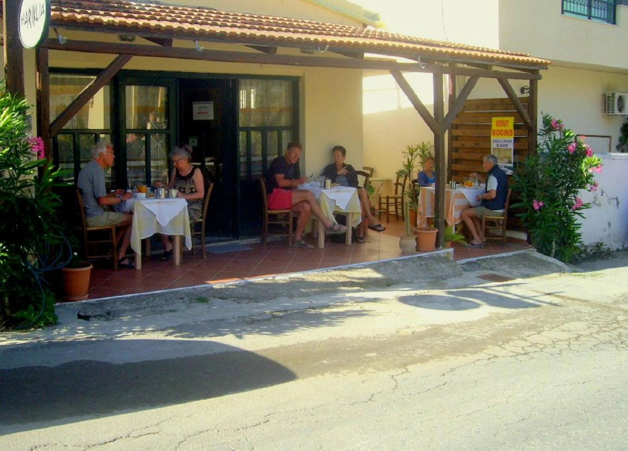 Restaurant/places to eat in Hariklia Rent Rooms