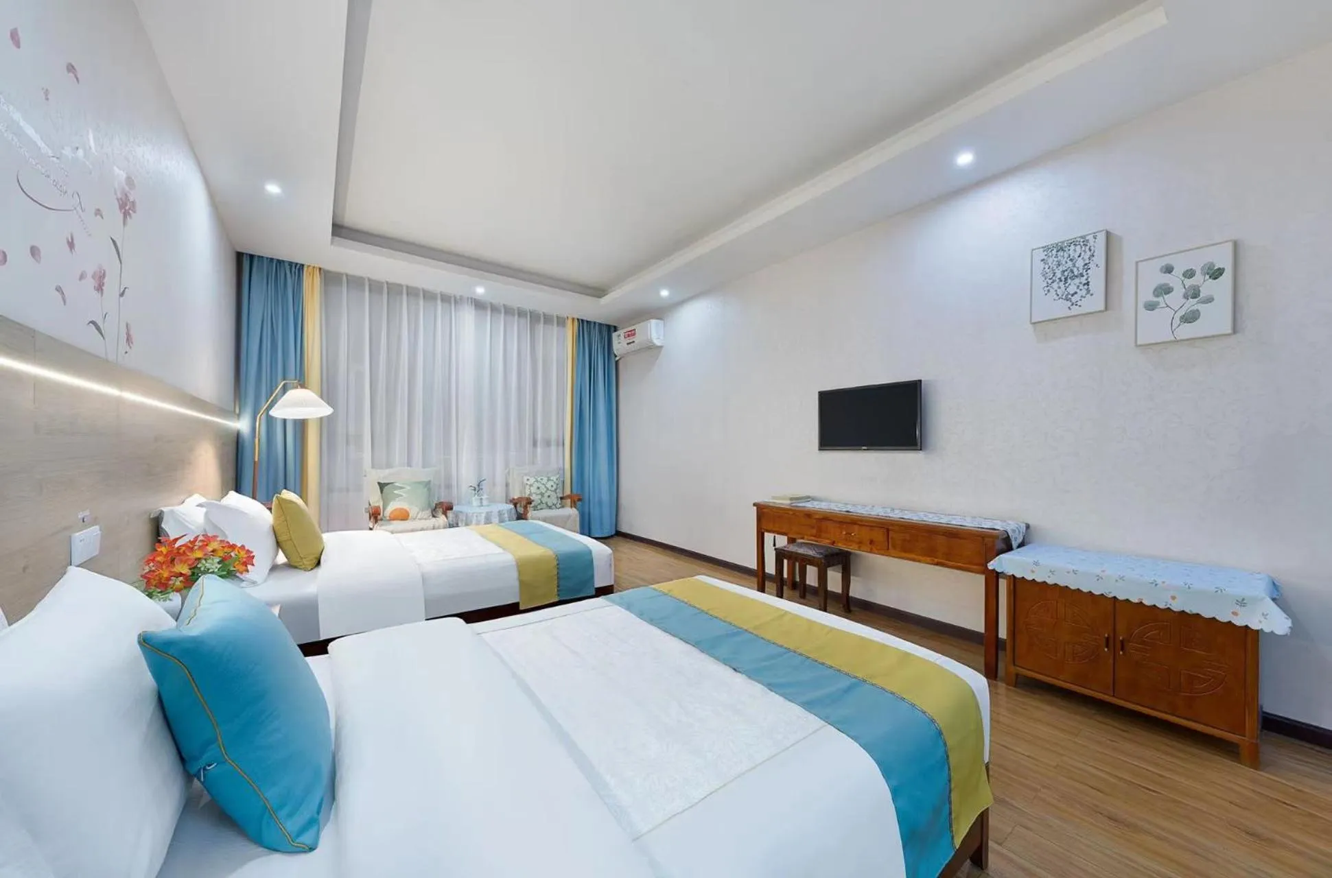 Bed in Emeishan Hongzhao Hotel