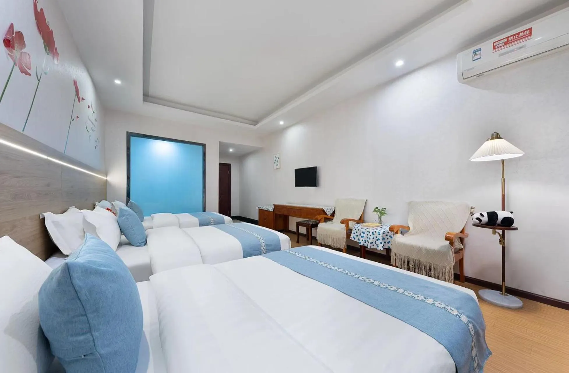 Bed in Emeishan Hongzhao Hotel