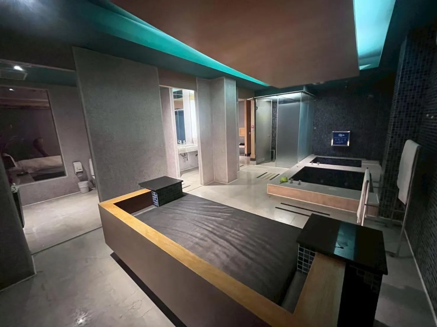 Bed in Her Home Spa Motel Chiayi