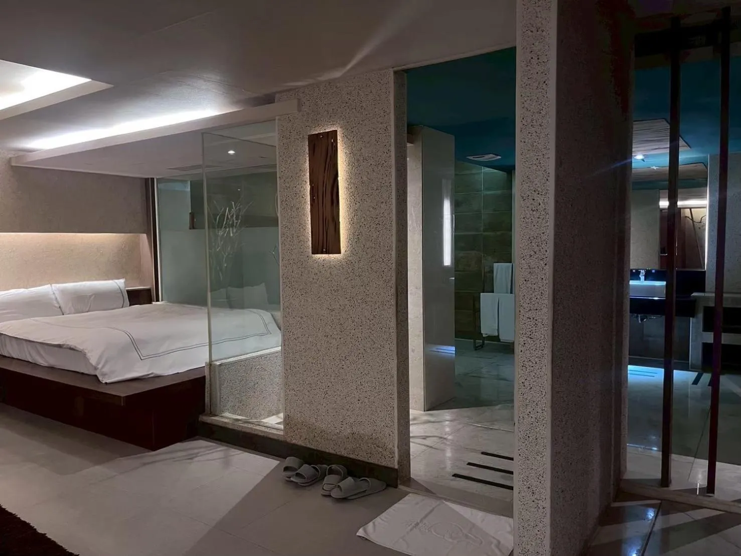 Bed in Her Home Spa Motel Chiayi