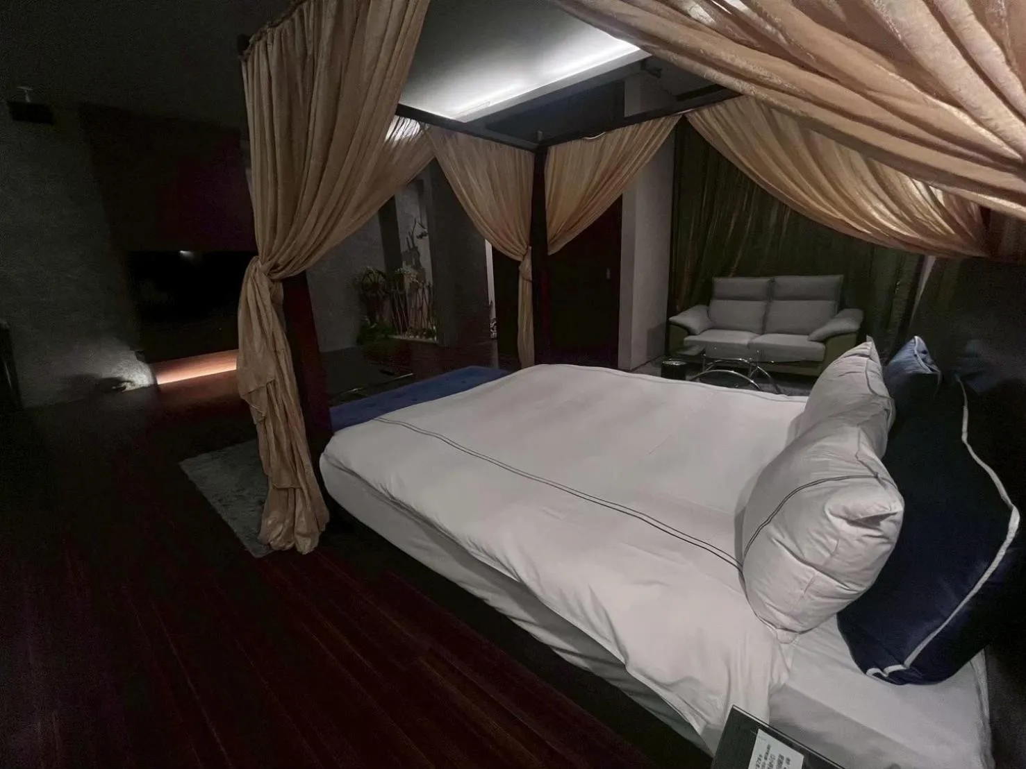 Bed in Her Home Spa Motel Chiayi