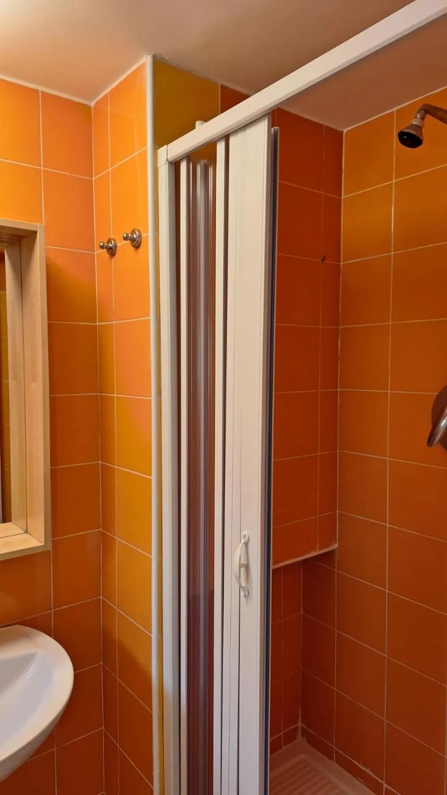 Bathroom in La Controra Hostel Naples