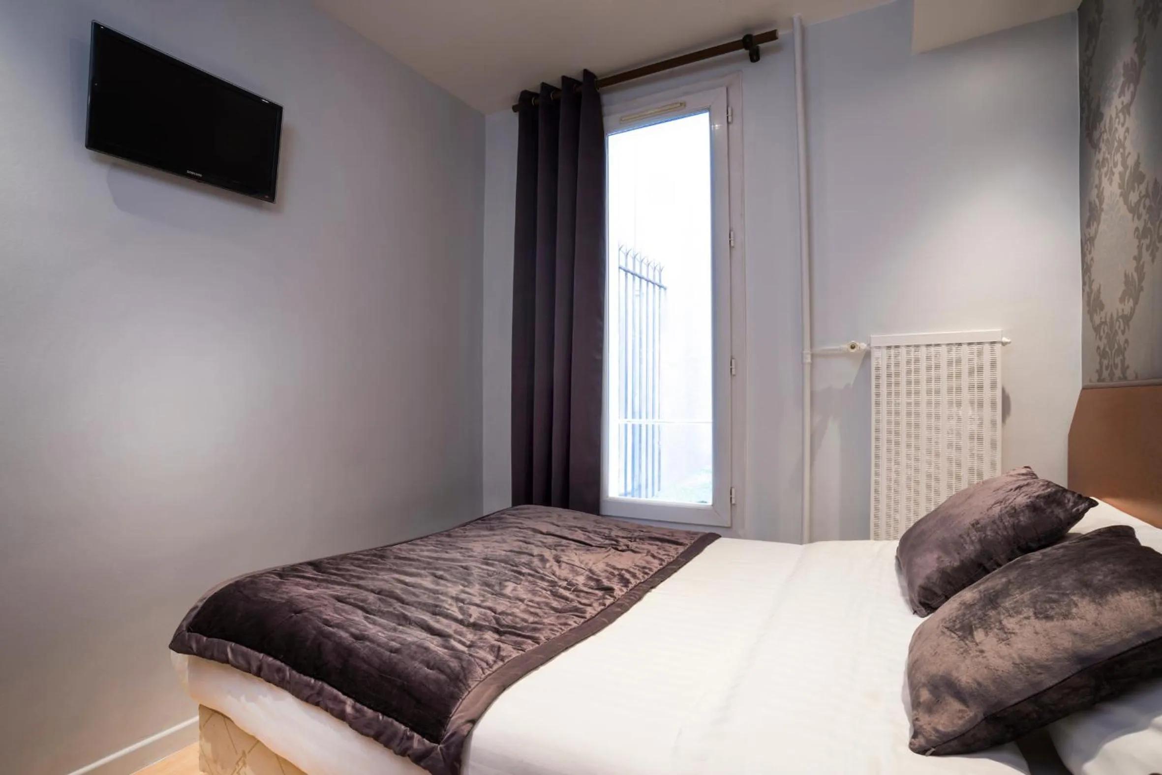 Bedroom, Bed in Hôtel Du Brésil