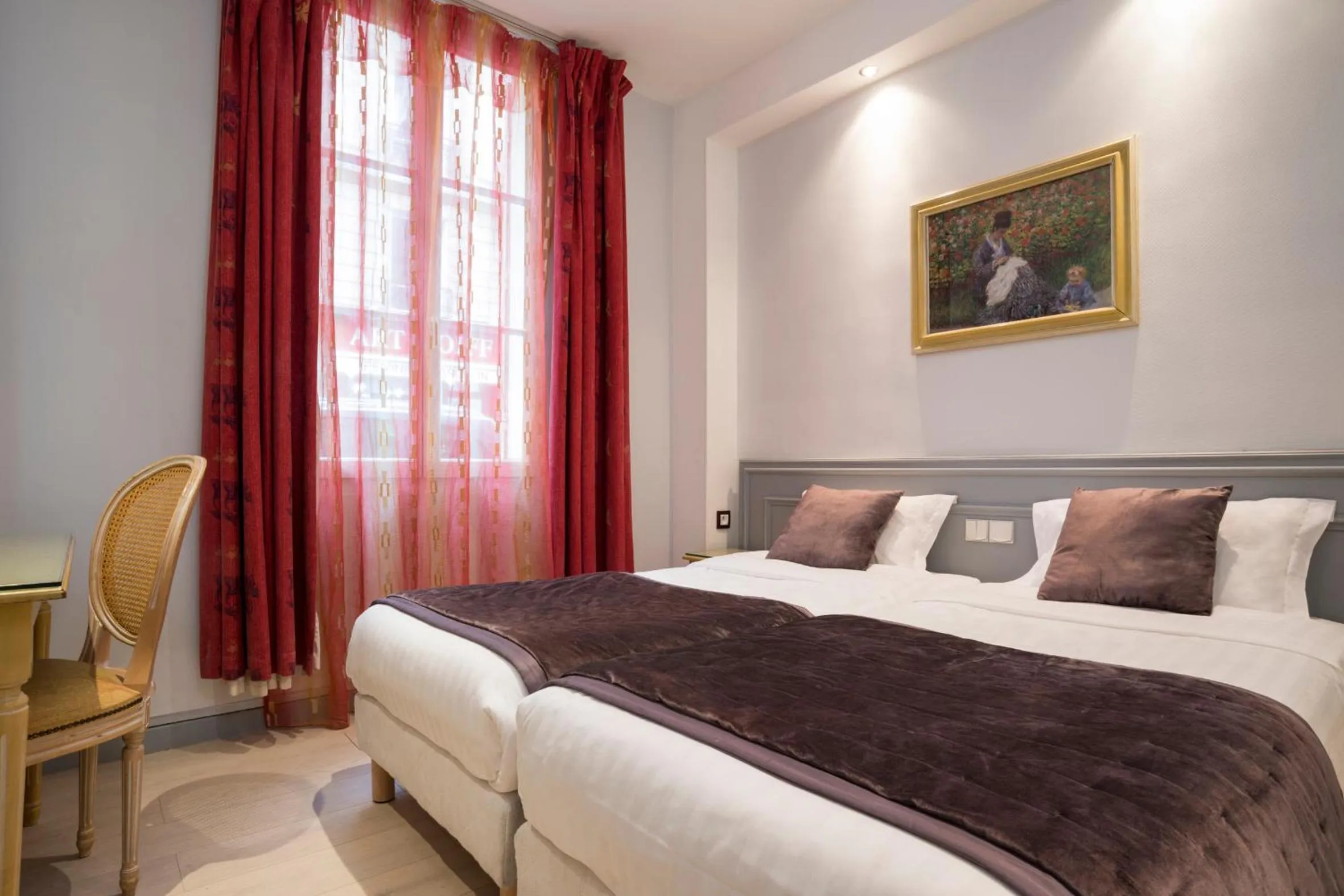 Bedroom, Bed in Hôtel Du Brésil