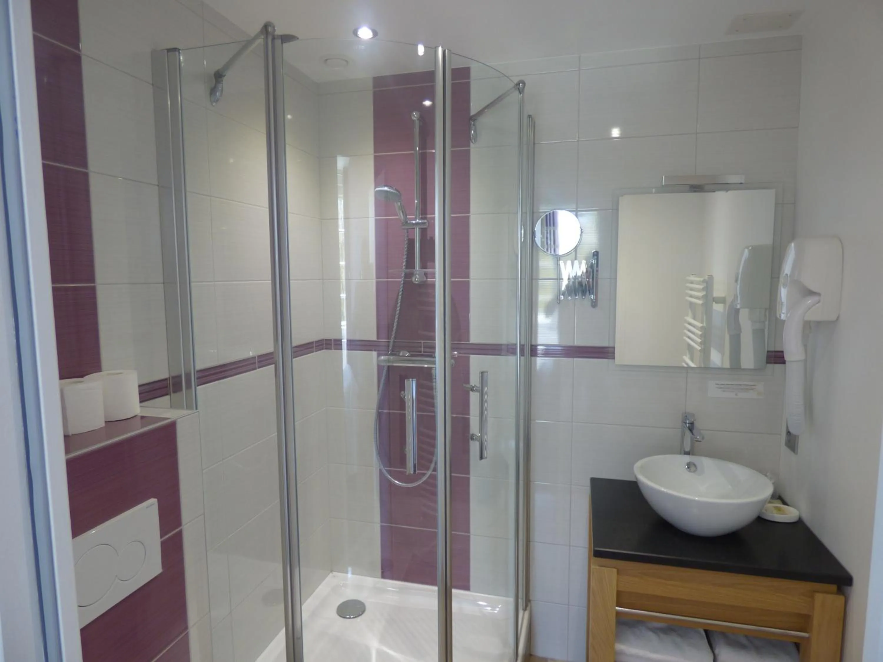 Bathroom in Auberge De L'Abbaye-Logis Hôtel Restaurant