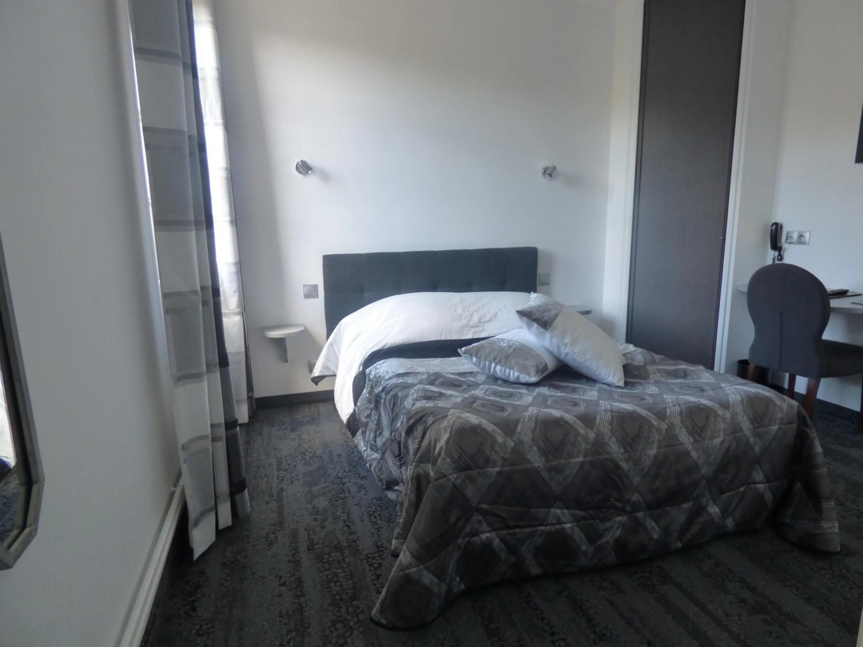 Bedroom, Bed in Auberge De L'Abbaye-Logis Hôtel Restaurant