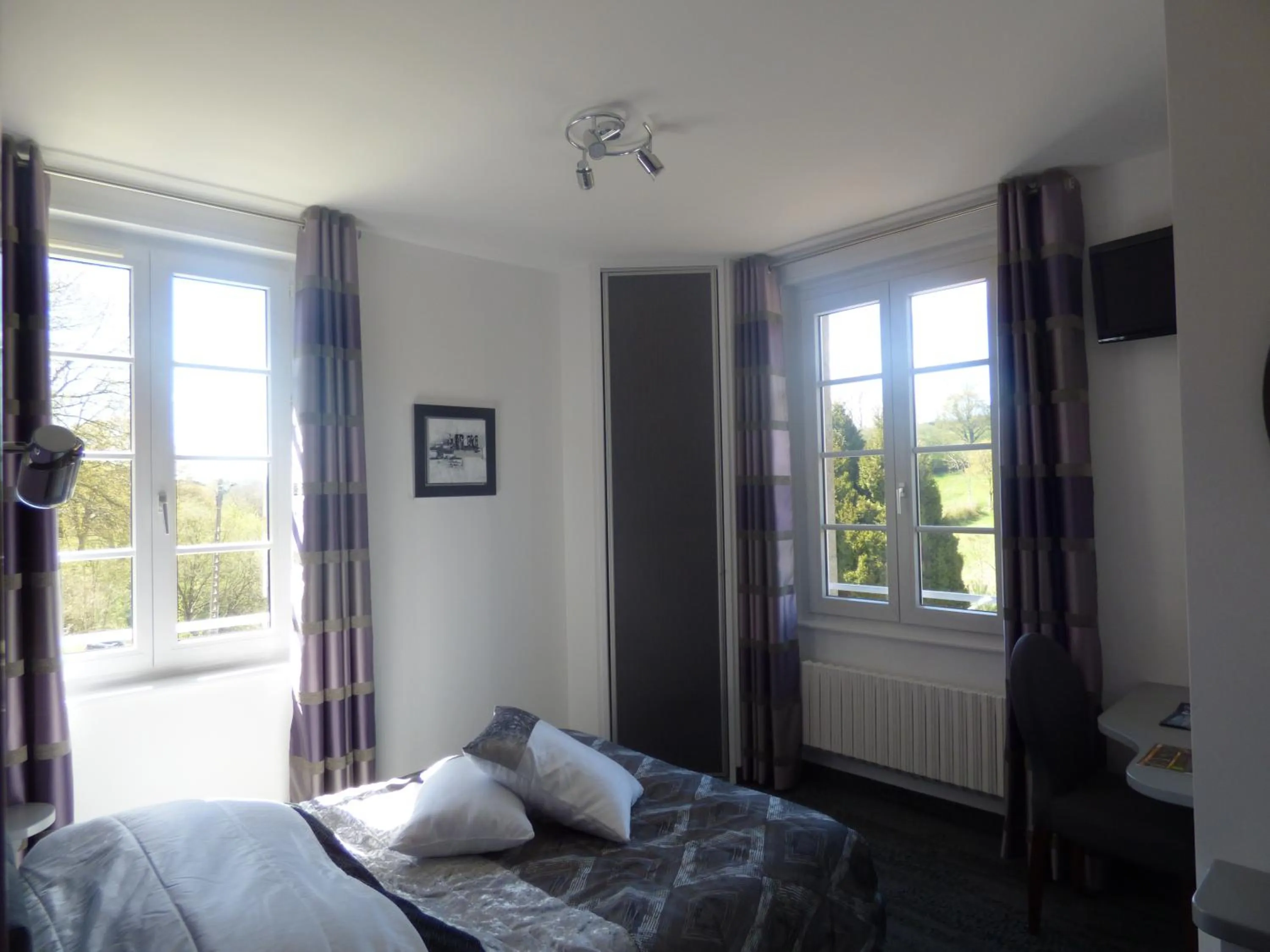 Bedroom, Bed in Auberge De L'Abbaye-Logis Hôtel Restaurant