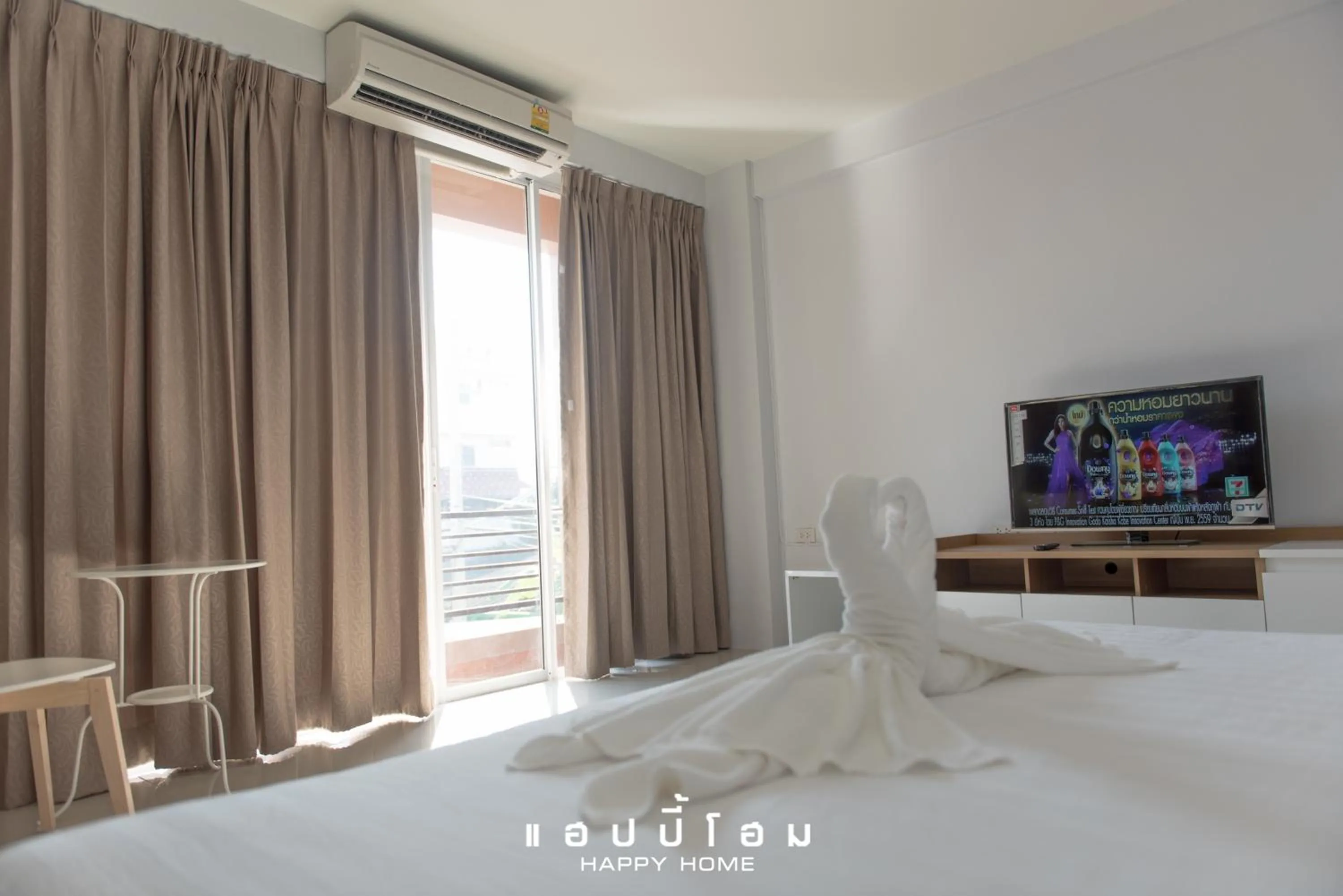 Photo of the whole room, Bed in Happy Home