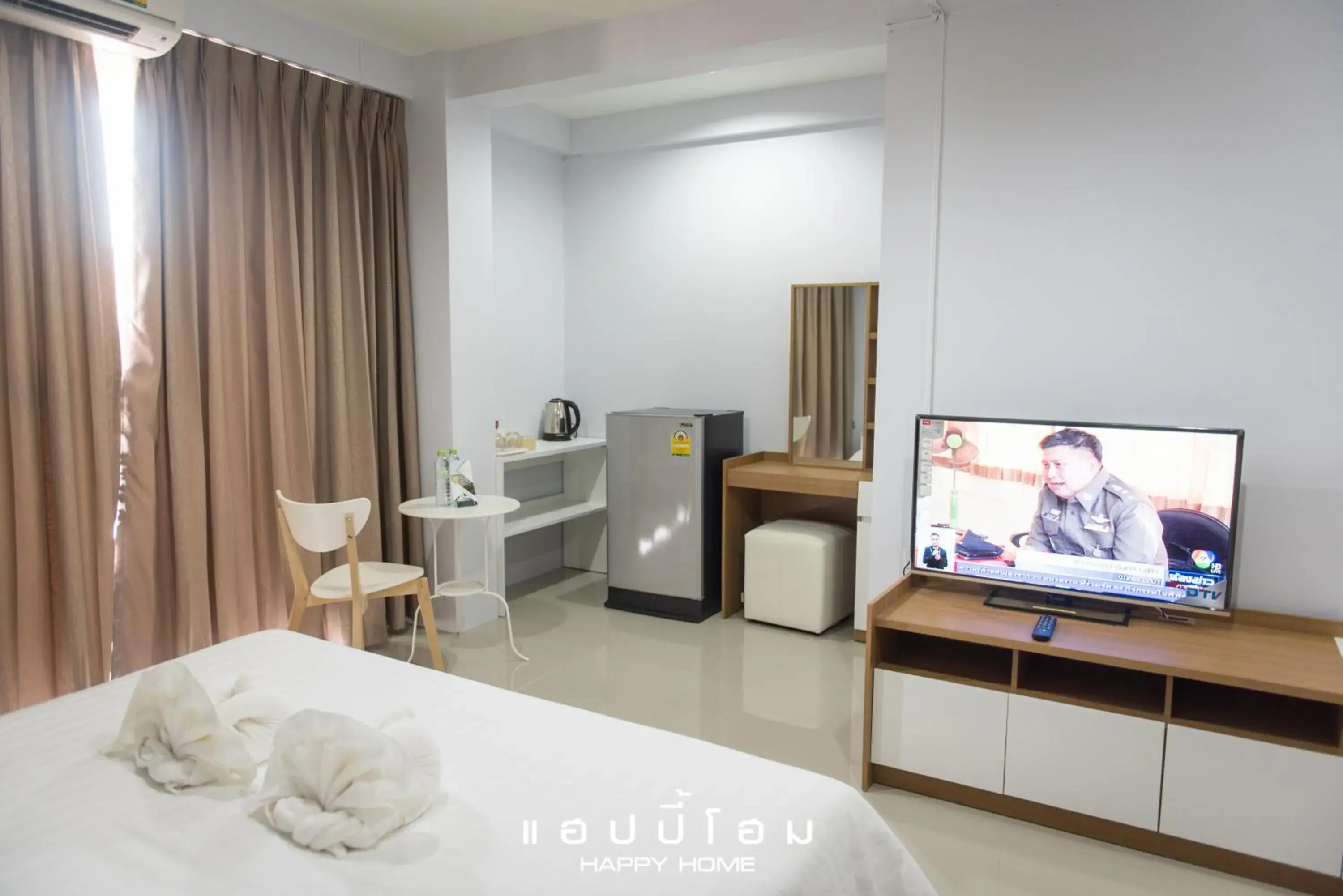 Photo of the whole room, Bed in Happy Home Photo of the whole room, Bed in Happy Home