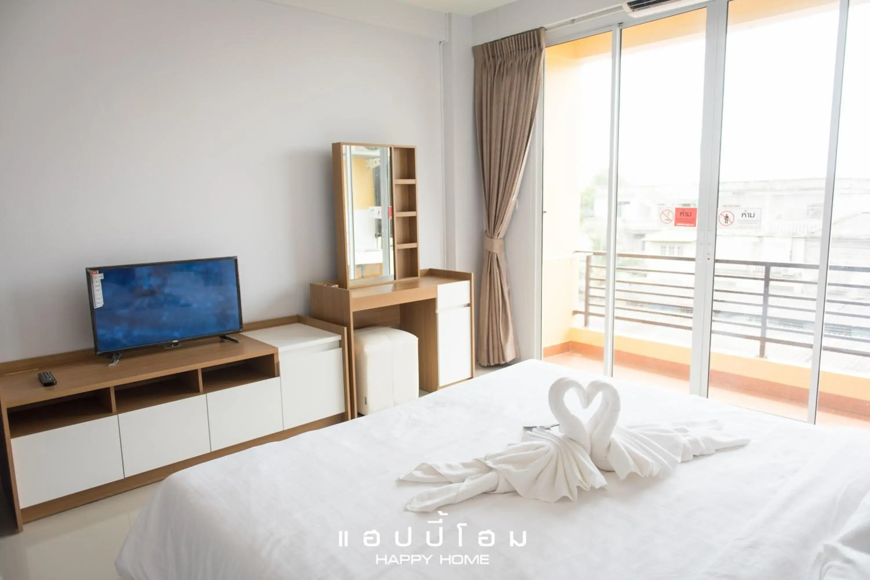 Photo of the whole room, Bed in Happy Home Photo of the whole room, Bed in Happy Home