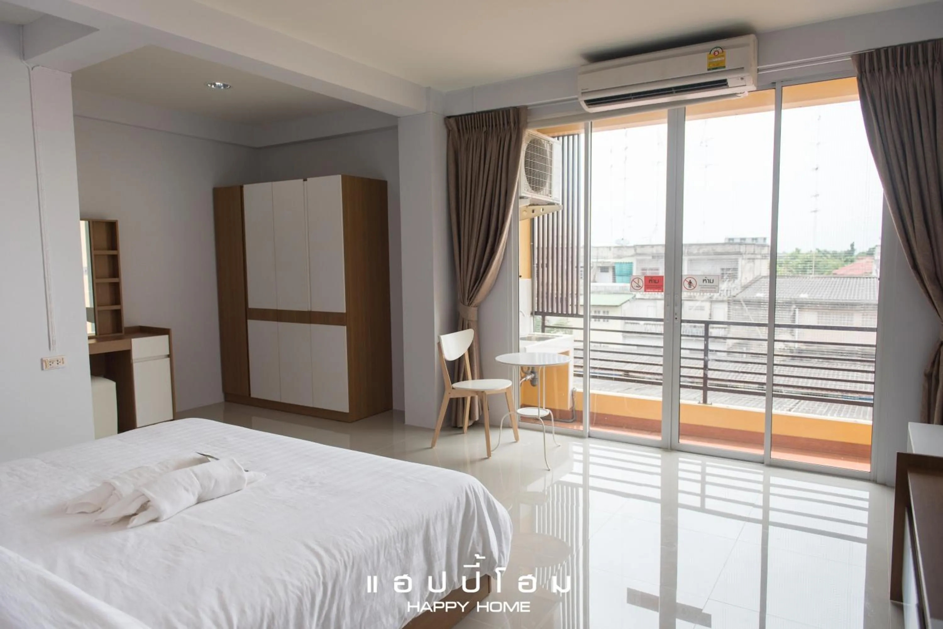 Photo of the whole room, Bed in Happy Home