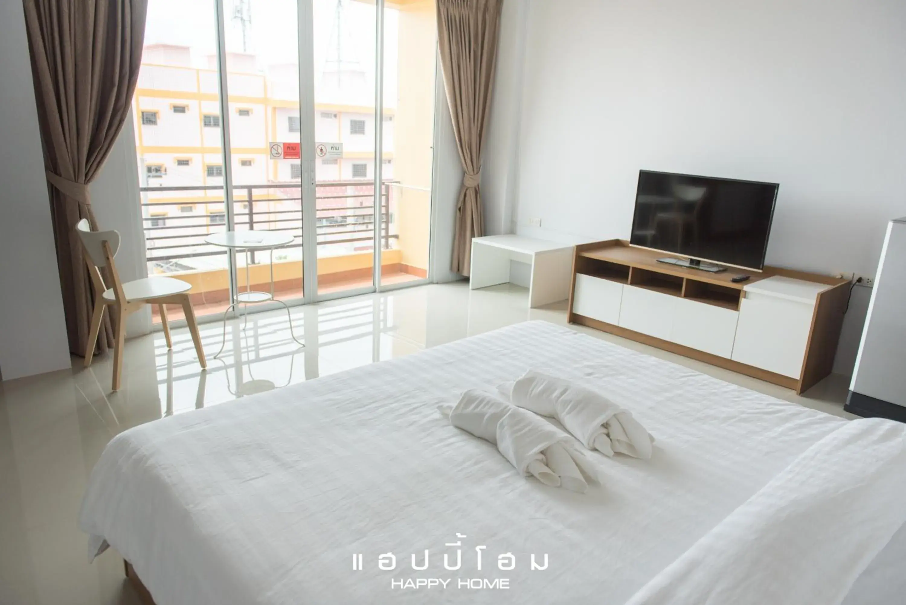 Photo of the whole room, Bed in Happy Home Photo of the whole room, Bed in Happy Home