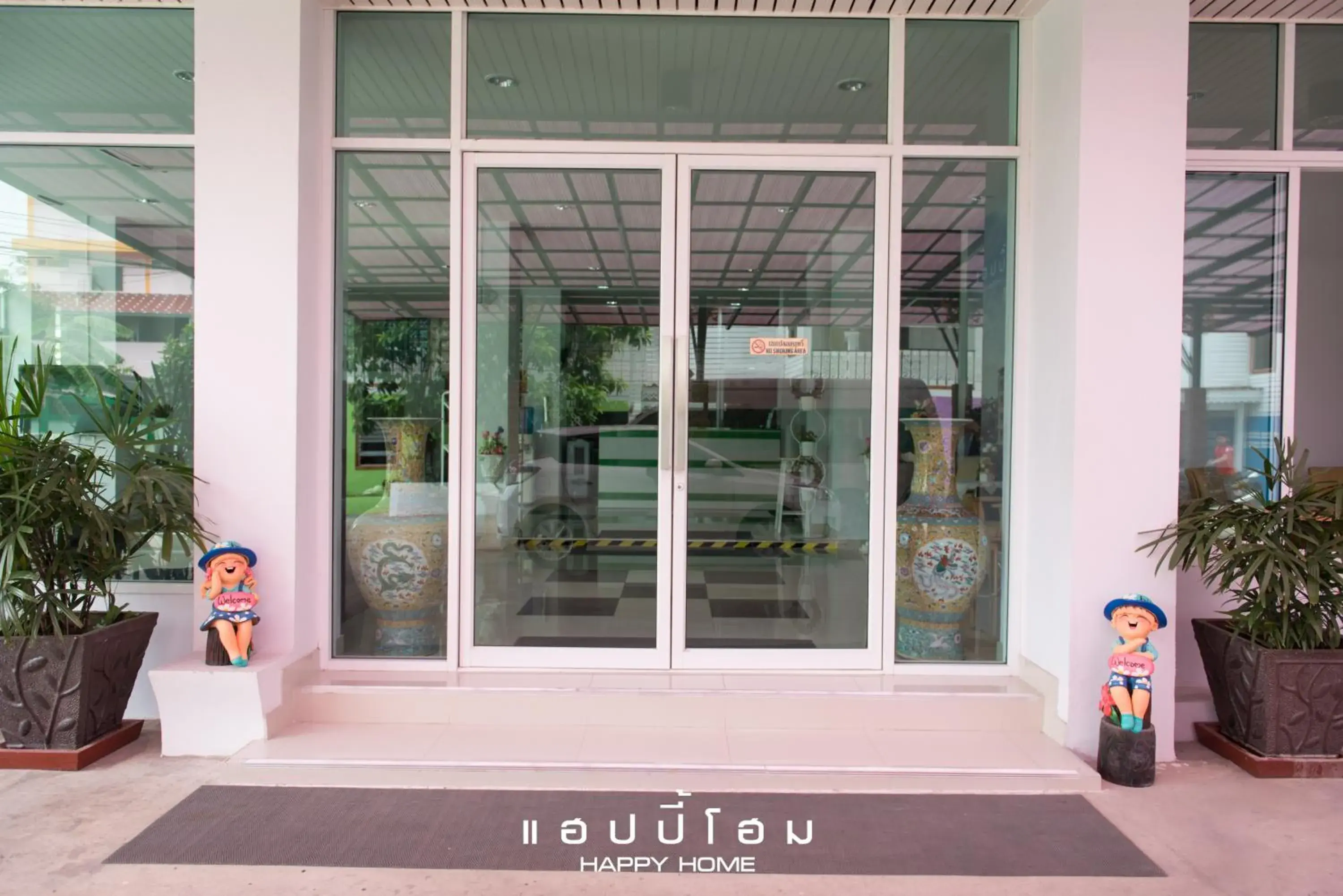 Facade/entrance in Happy Home Facade/entrance in Happy Home