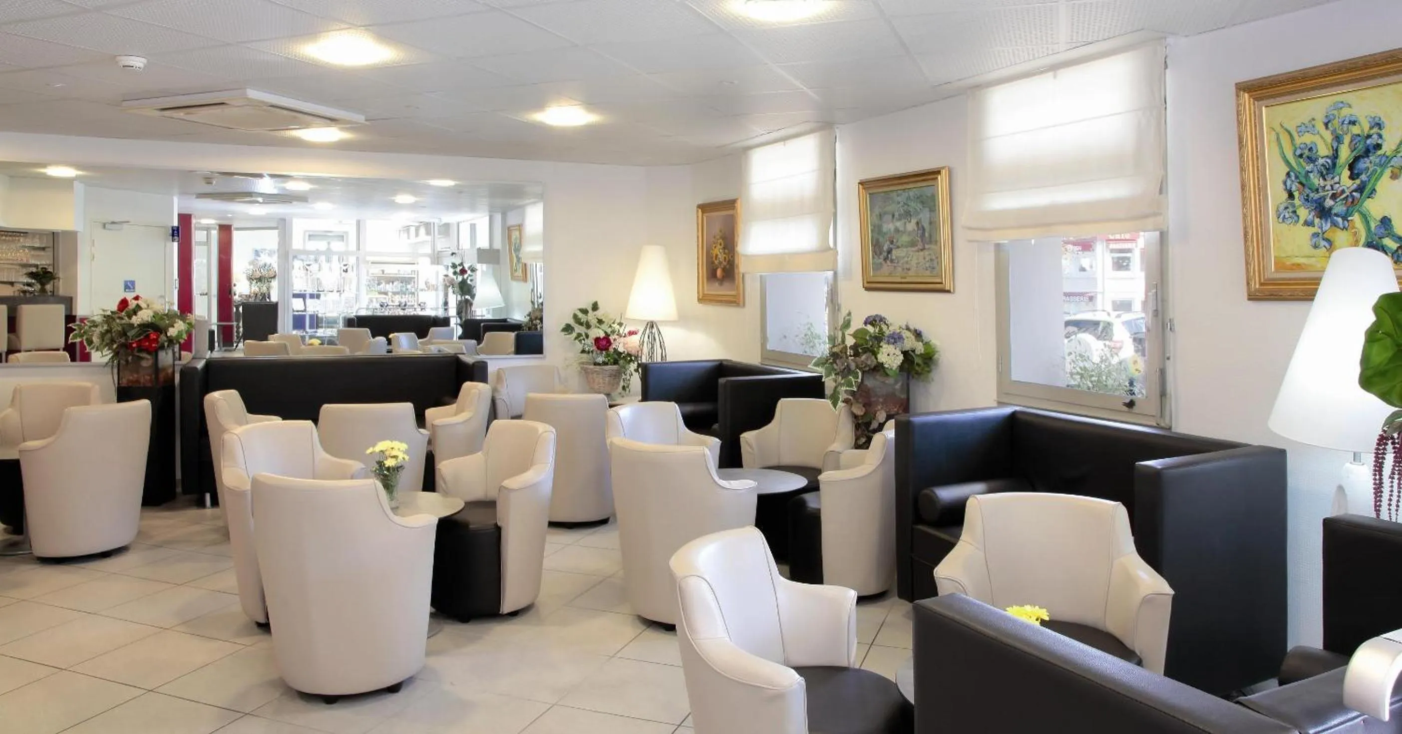 Lounge or bar in Hôtel Notre Dame de France