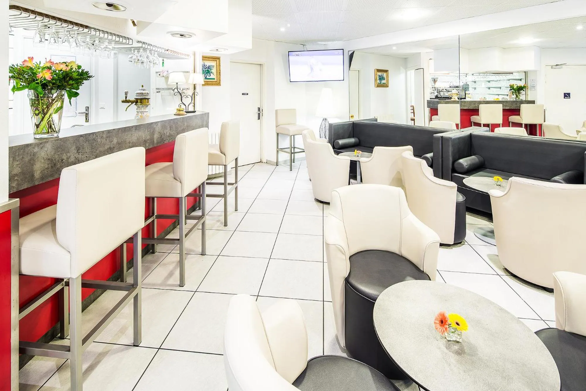 Communal lounge/ TV room in Hôtel Notre Dame de France