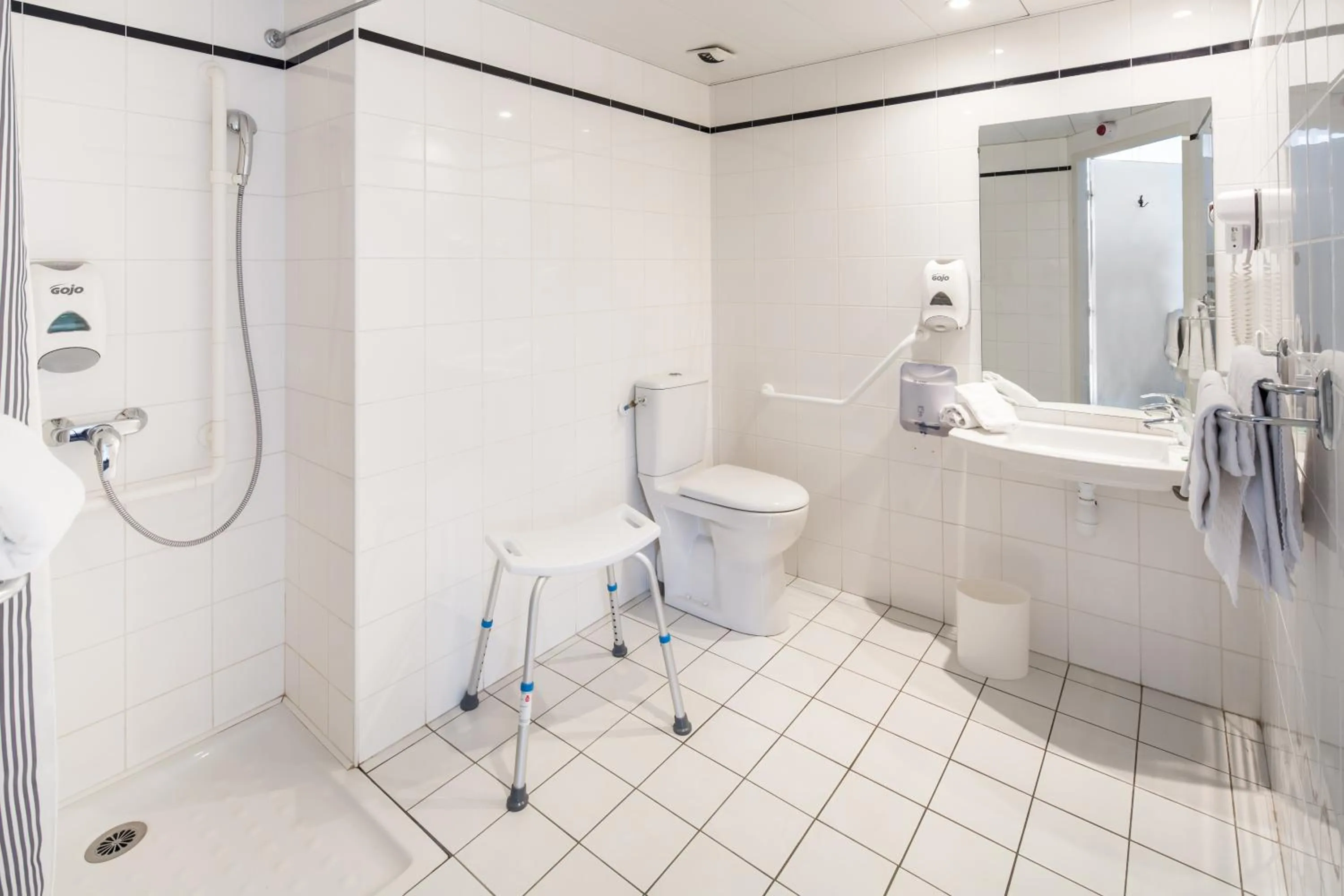 Bathroom in Hôtel Notre Dame de France