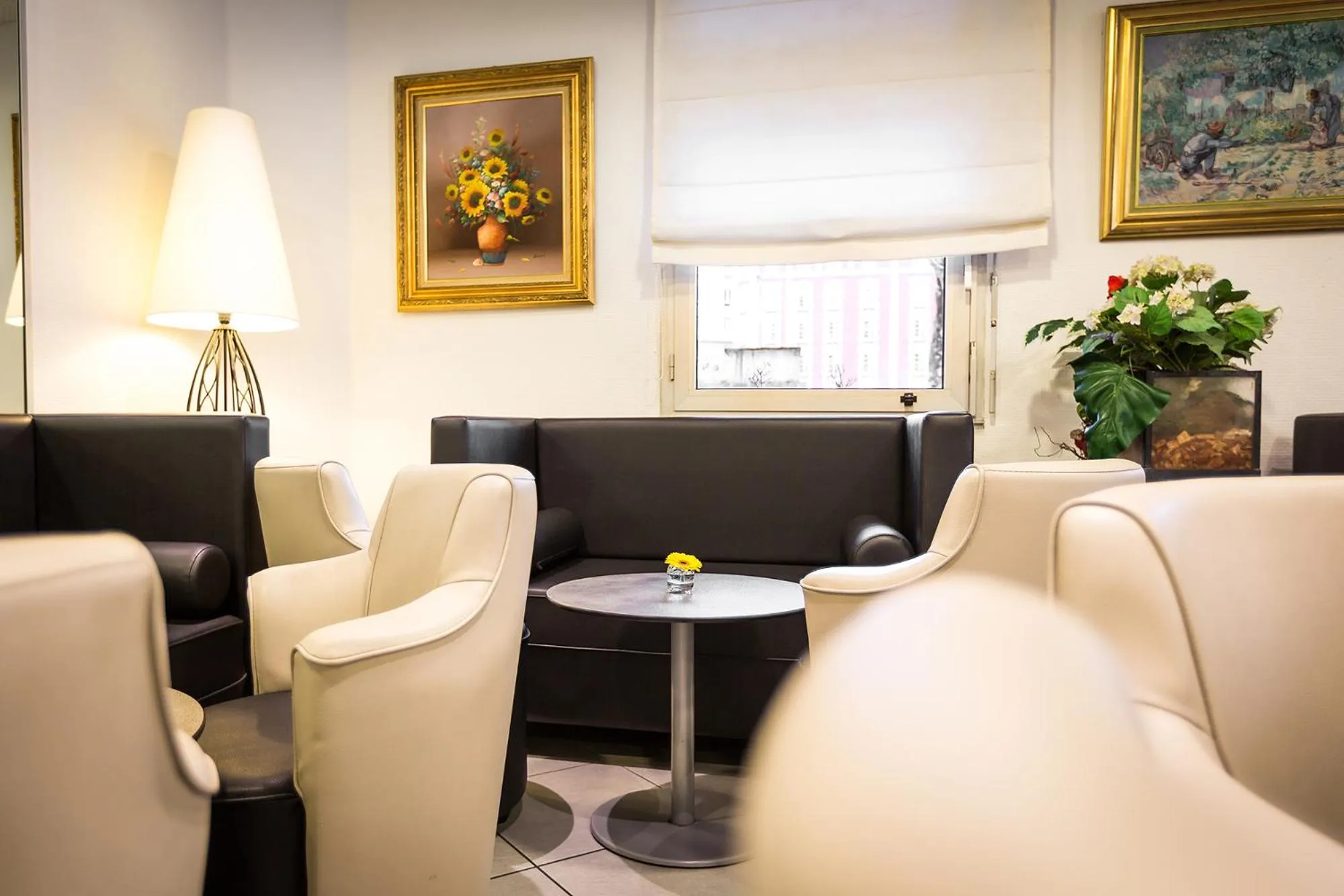 Living room in Hôtel Notre Dame de France