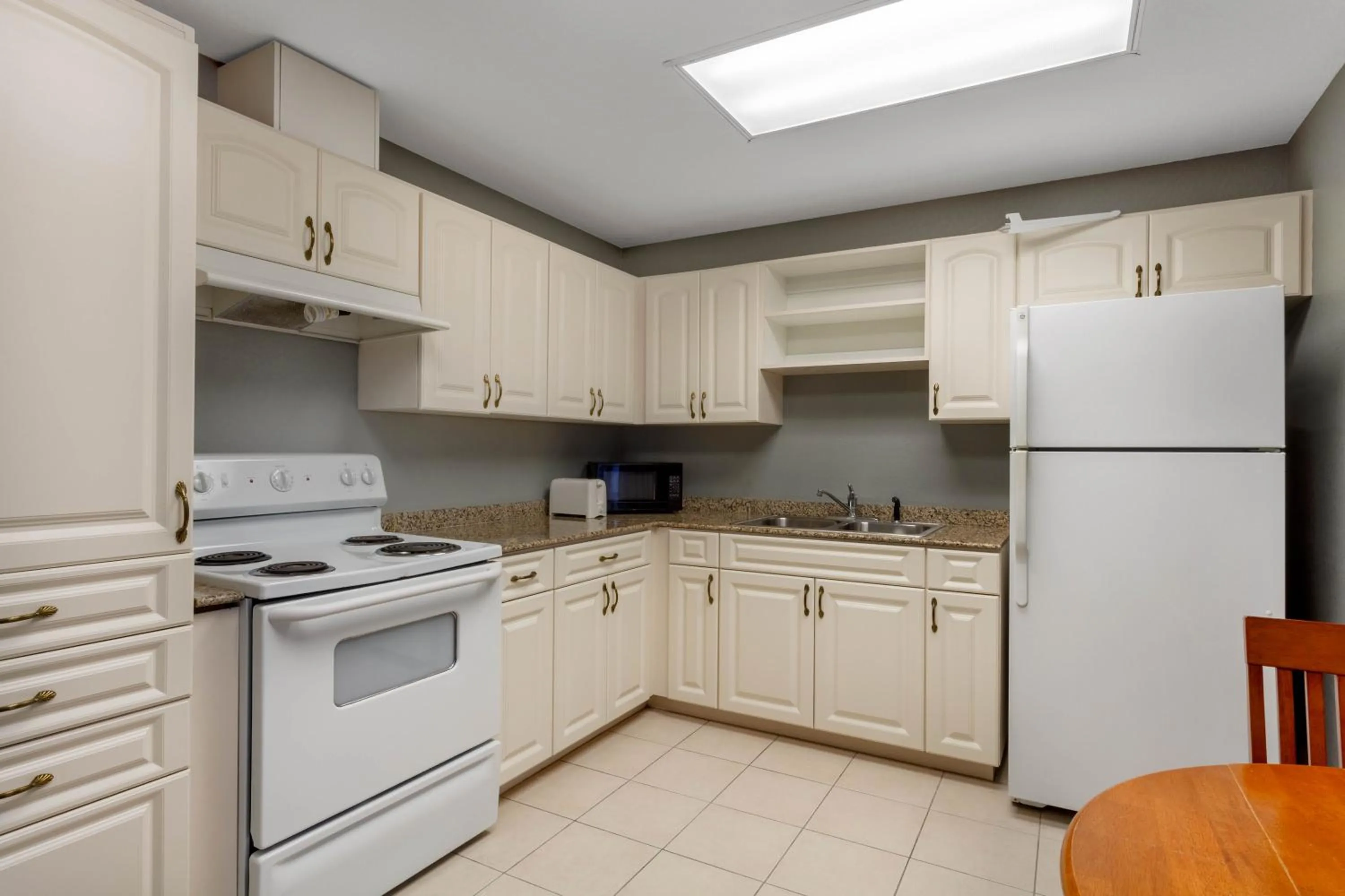 Kitchen or kitchenette in La Quinta by Wyndham St. Petersburg Northeast *Newly Renovated
