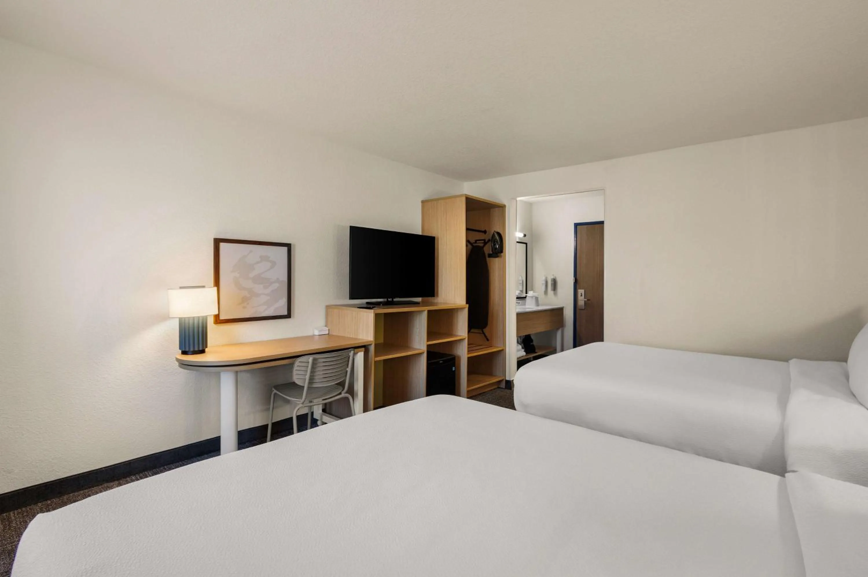 Bedroom, Bed in Spark By Hilton Fort Wayne
