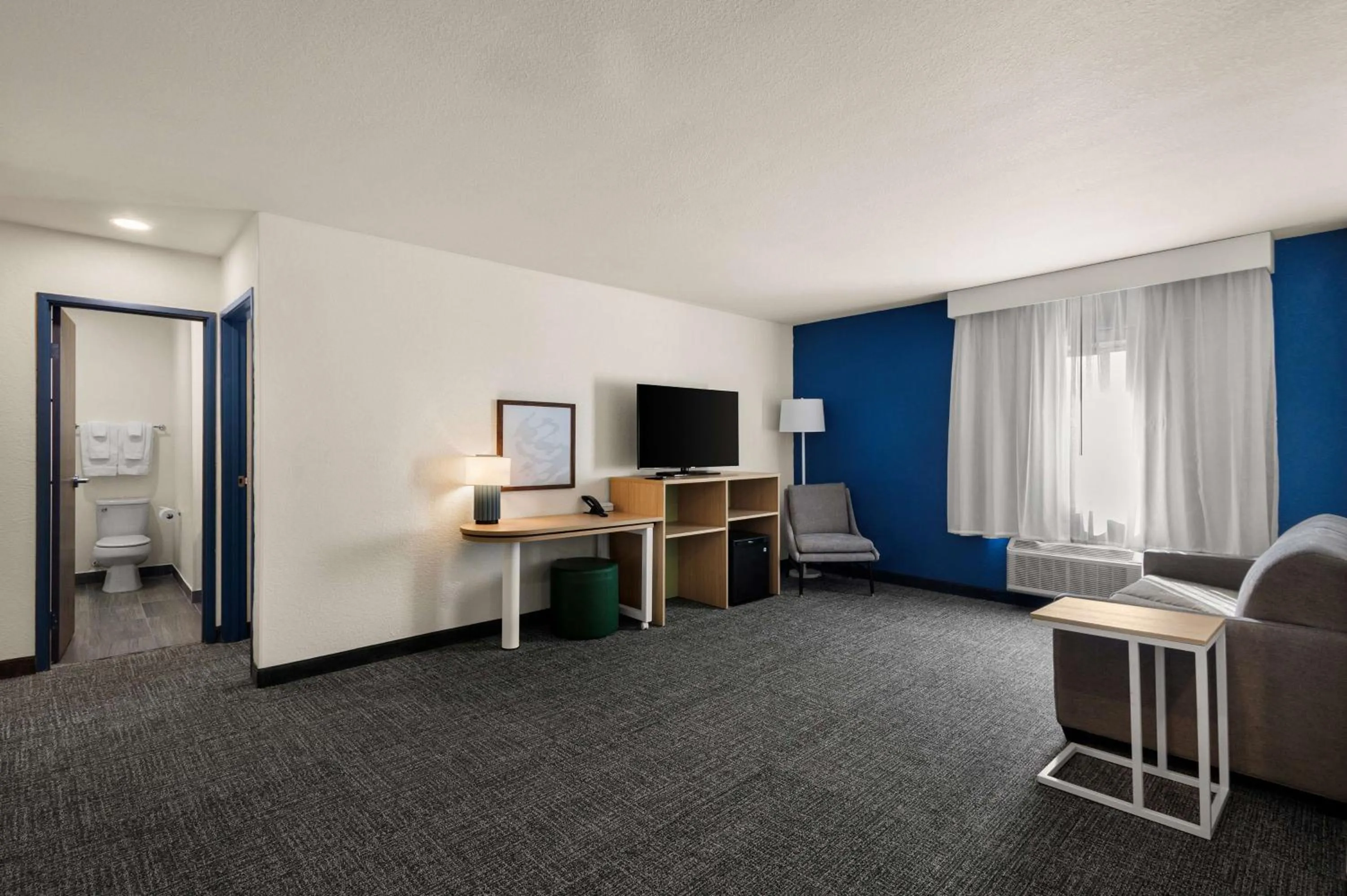 Living room, TV/Entertainment Center in FORT Inn