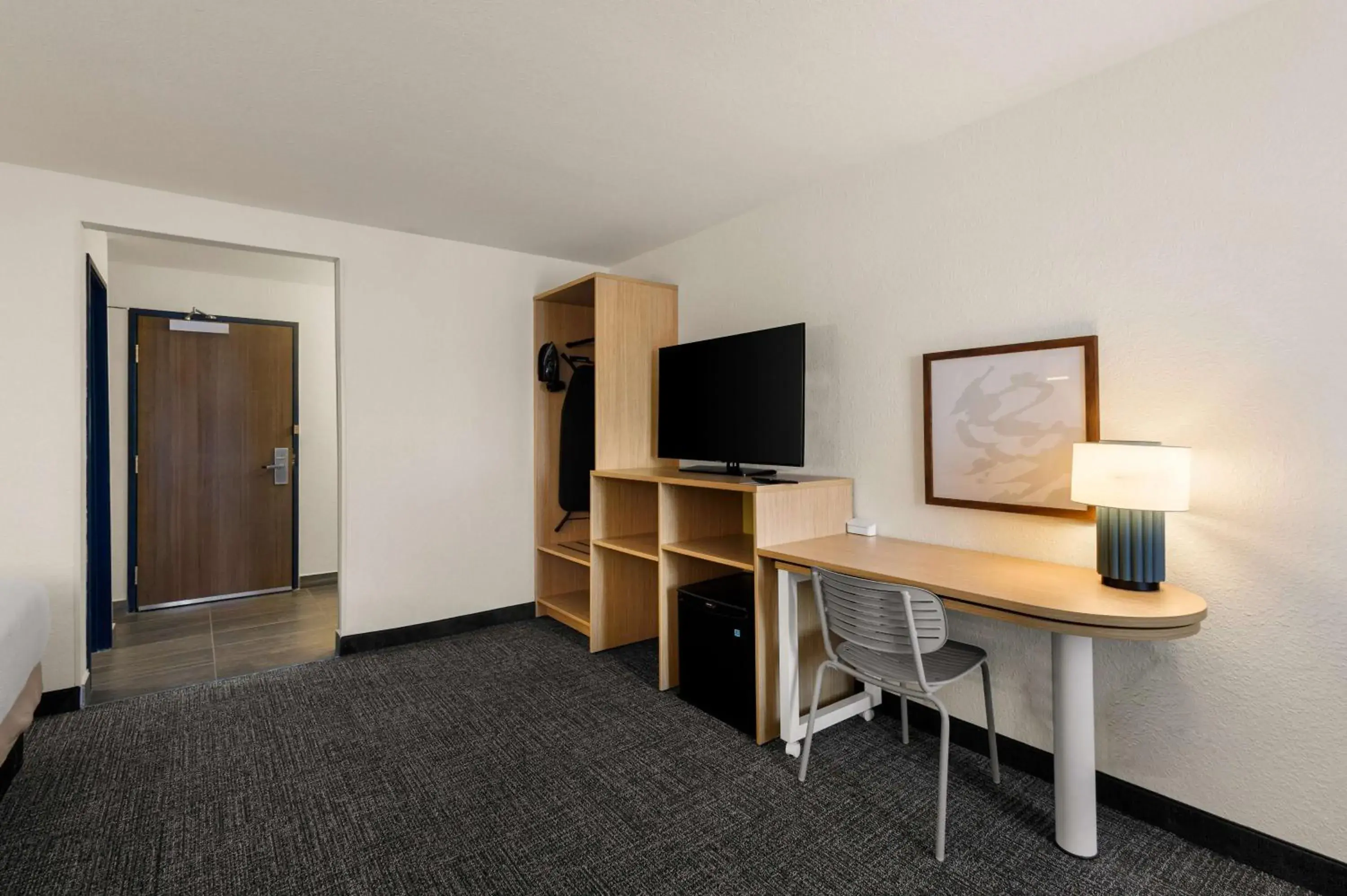 Bedroom, TV/Entertainment Center in FORT Inn