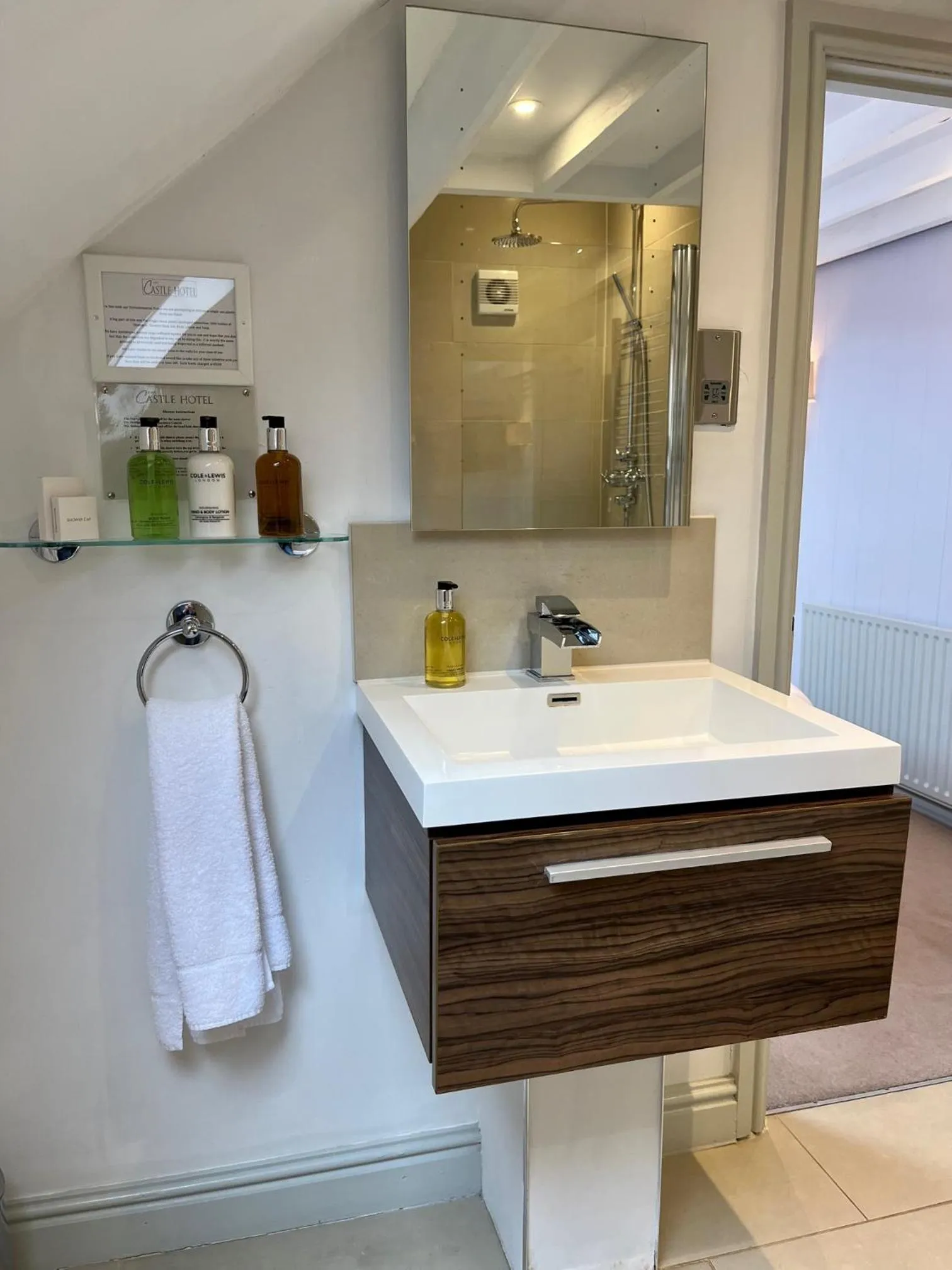 Castle Hotel & Apartments