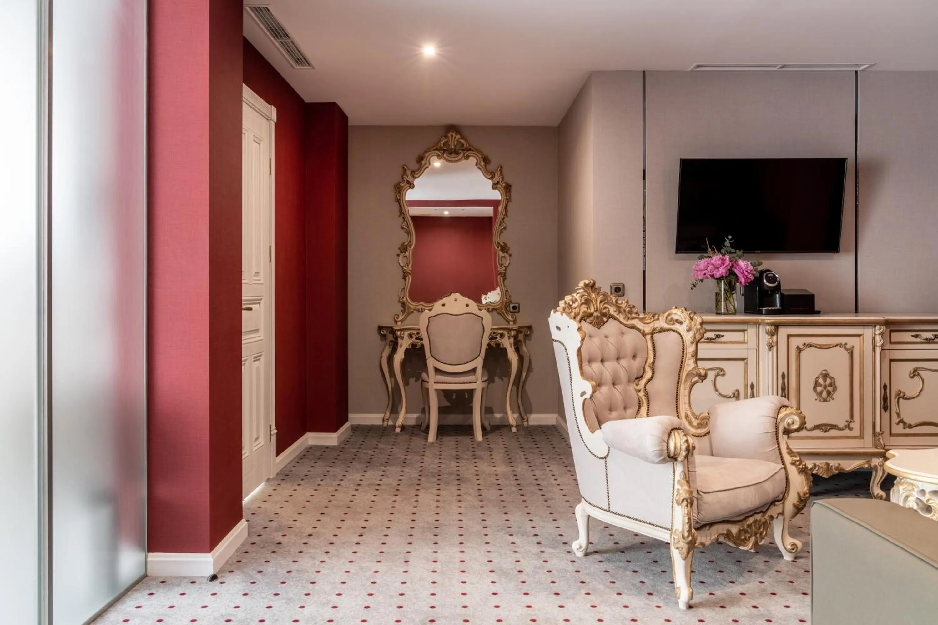 Communal lounge/ TV room in Grand Hotel Lviv Casino & Spa