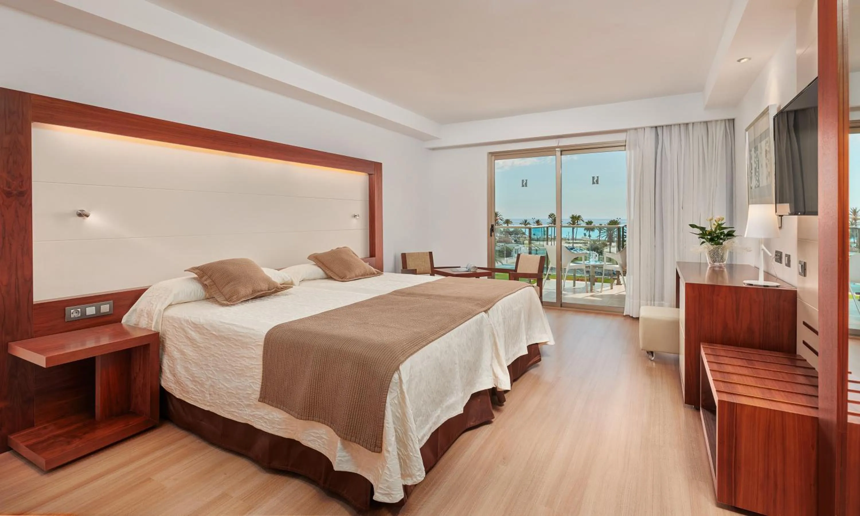 Bed in Hipotels Cala Millor Park