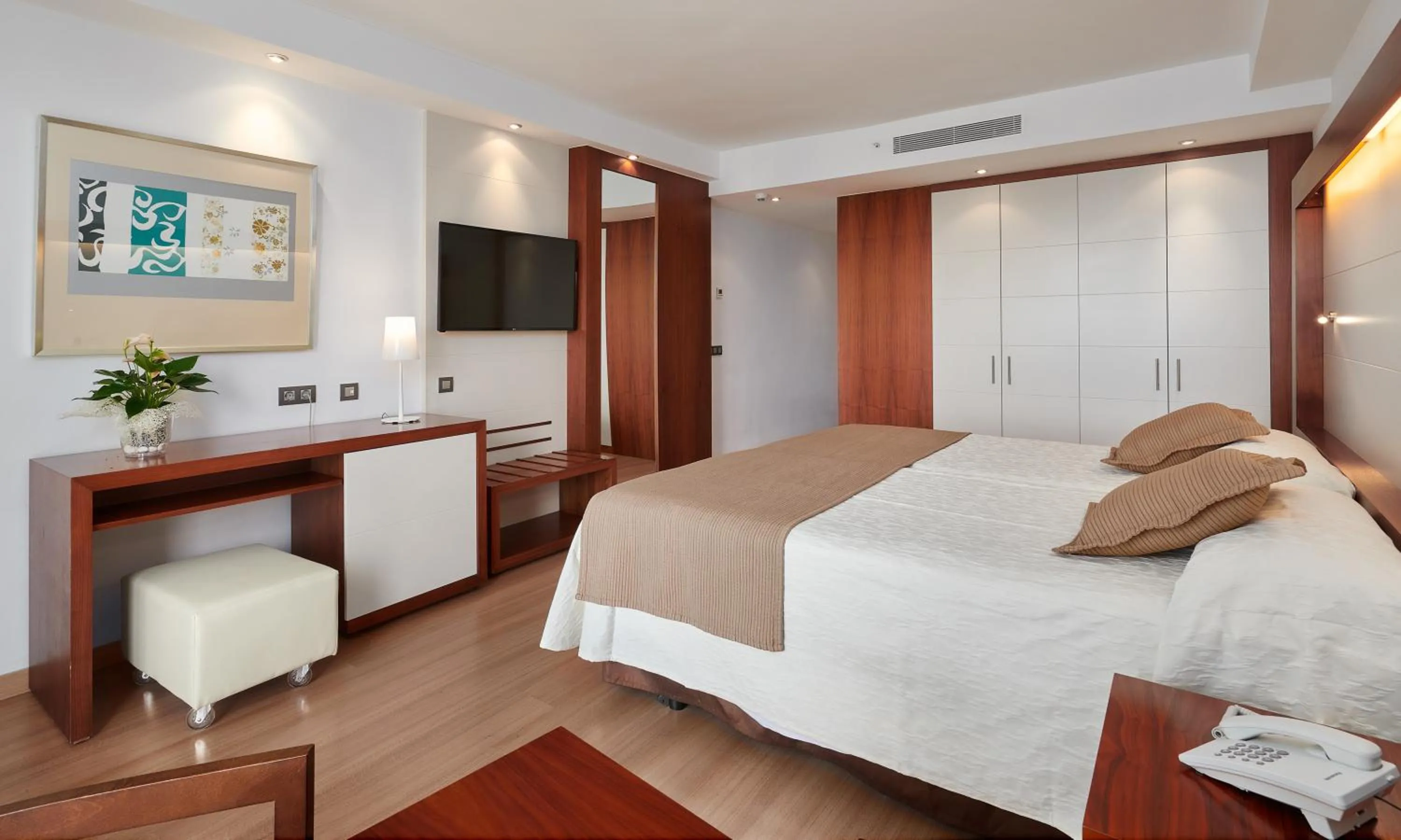 Bed in Hipotels Cala Millor Park