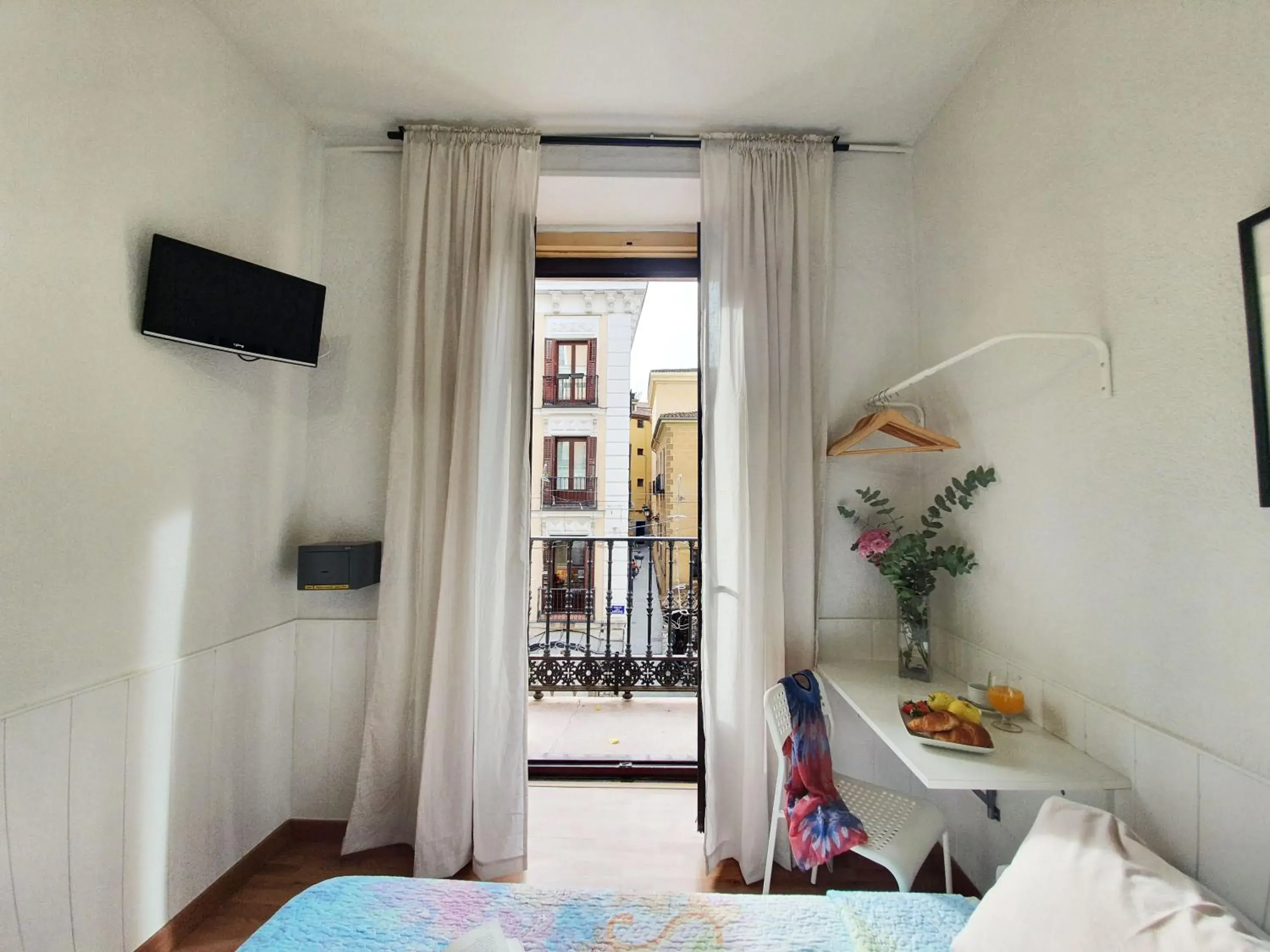 TV and multimedia, Bed in Hostal Alicante