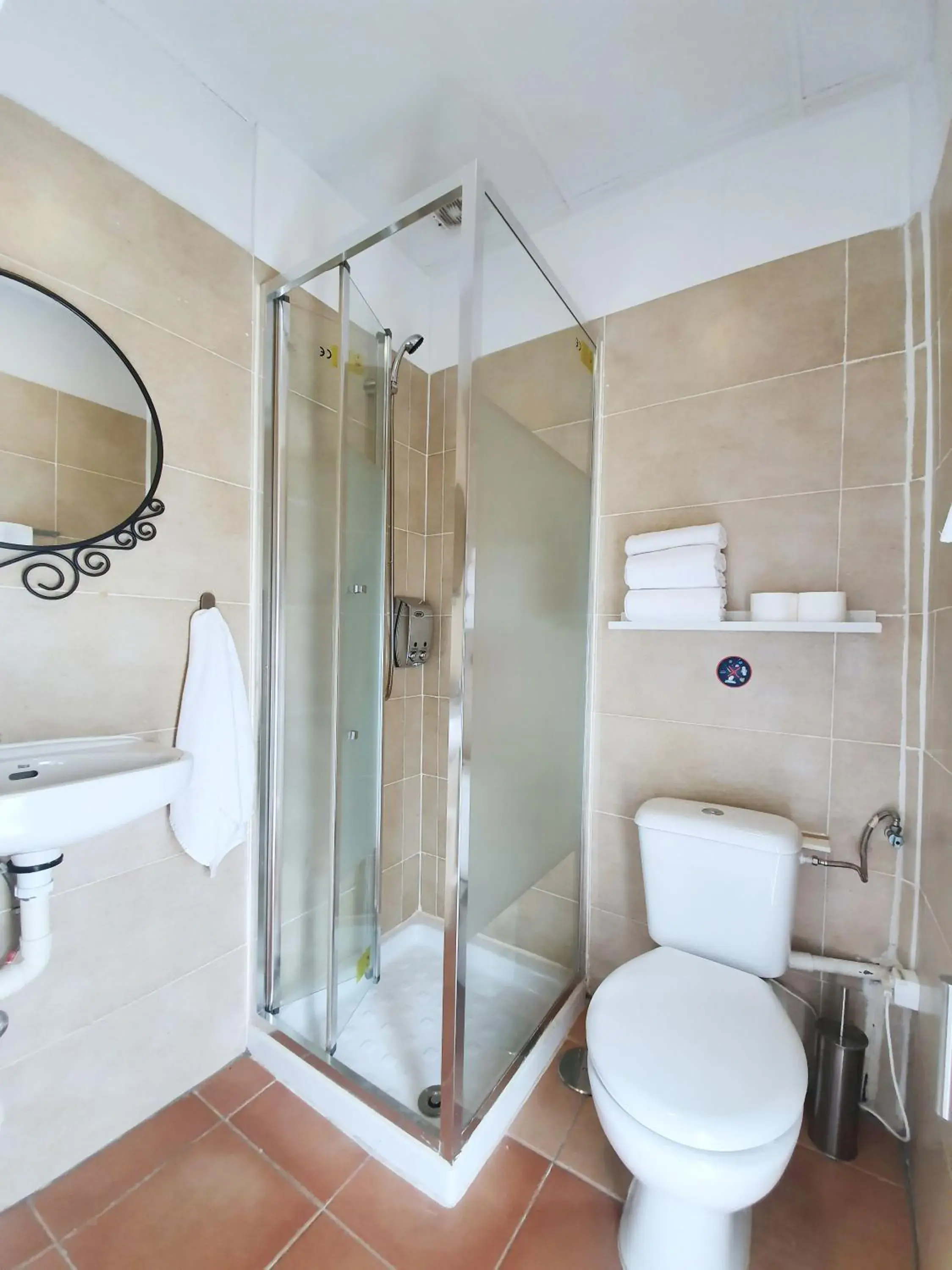 Toilet, Bathroom in Hostal Alicante