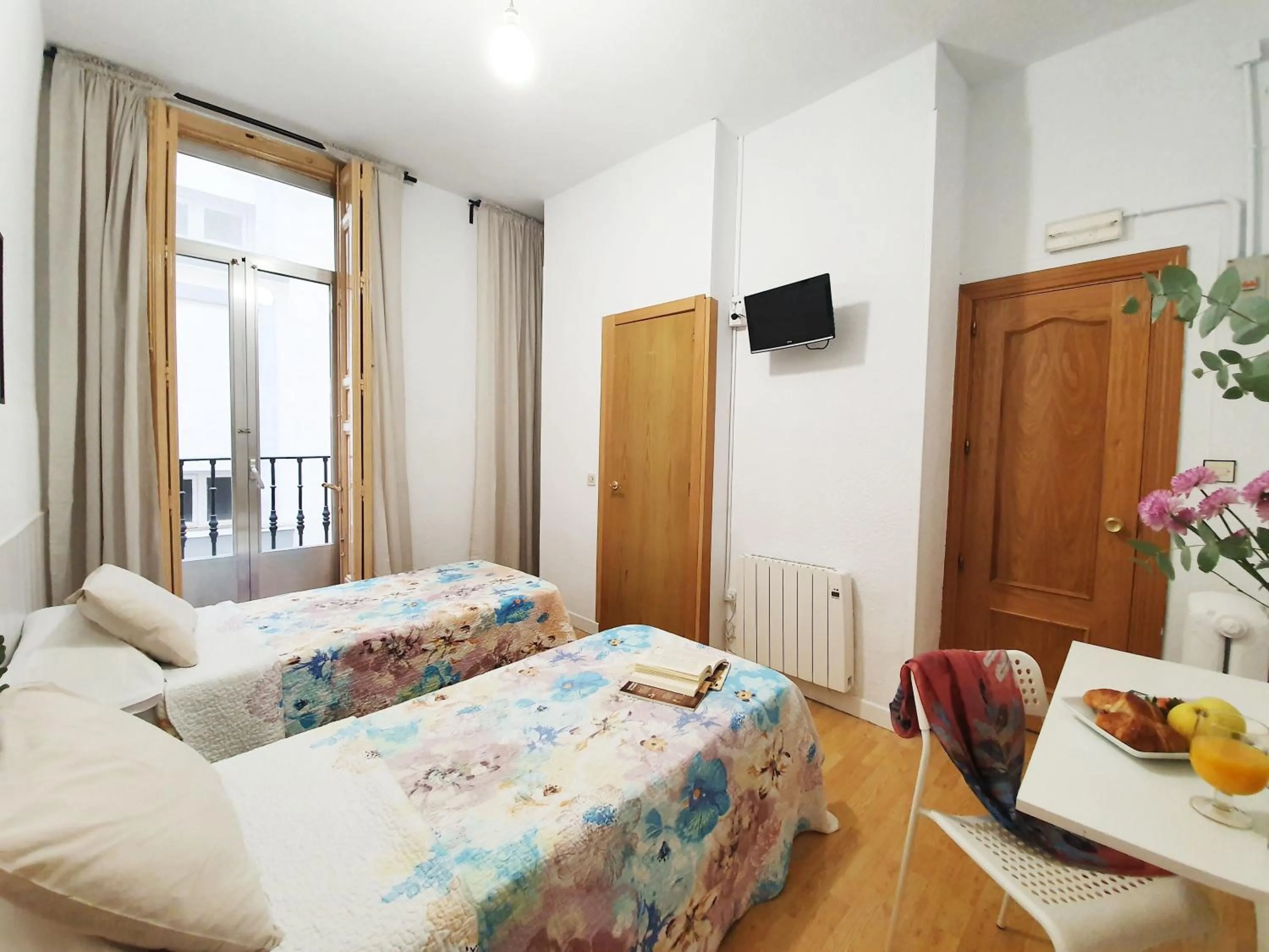 Bed in Hostal Alicante