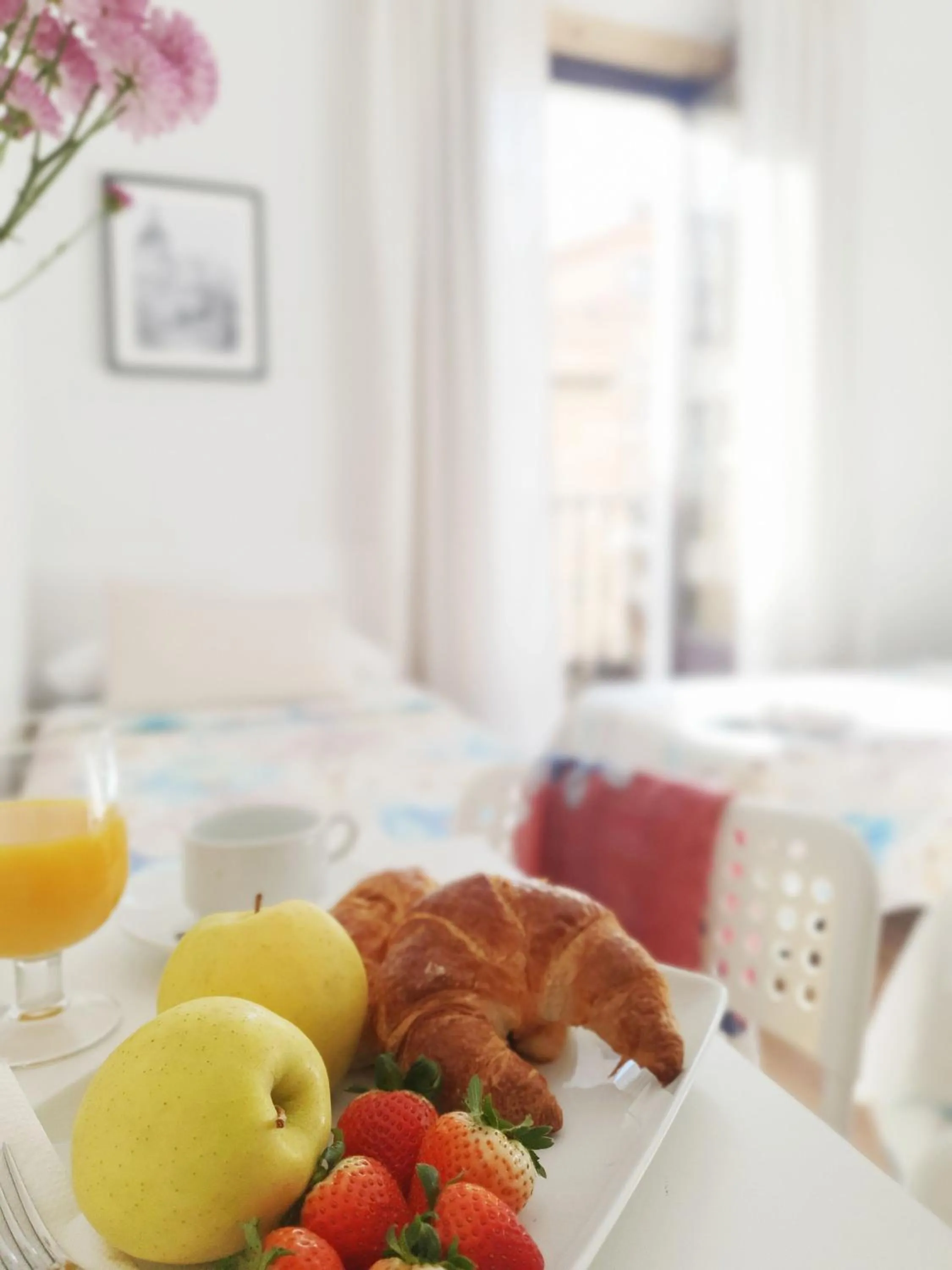 Food and drinks, Bed in Hostal Alicante