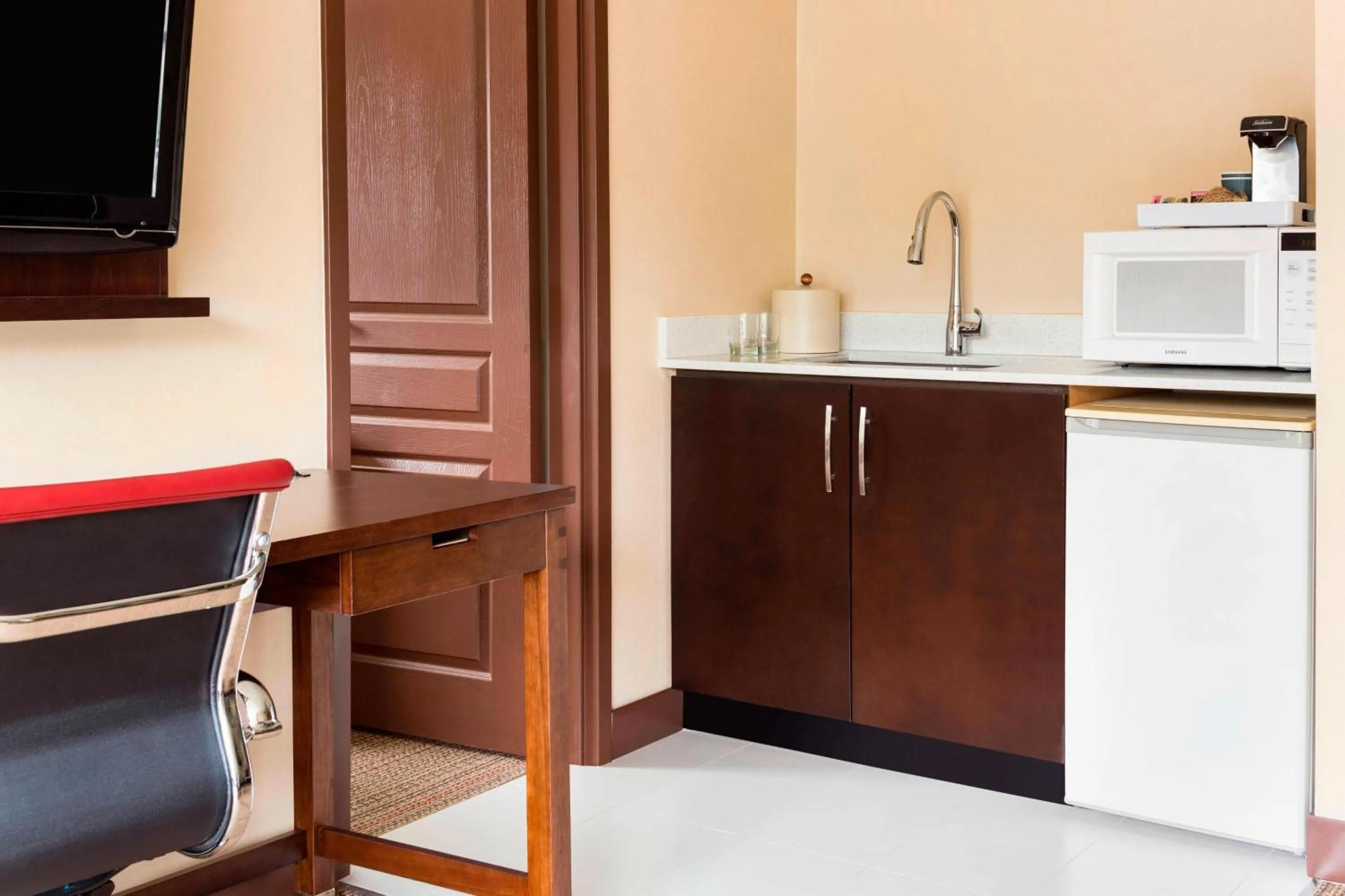 Kitchen or kitchenette in Four Points by Sheraton Surrey