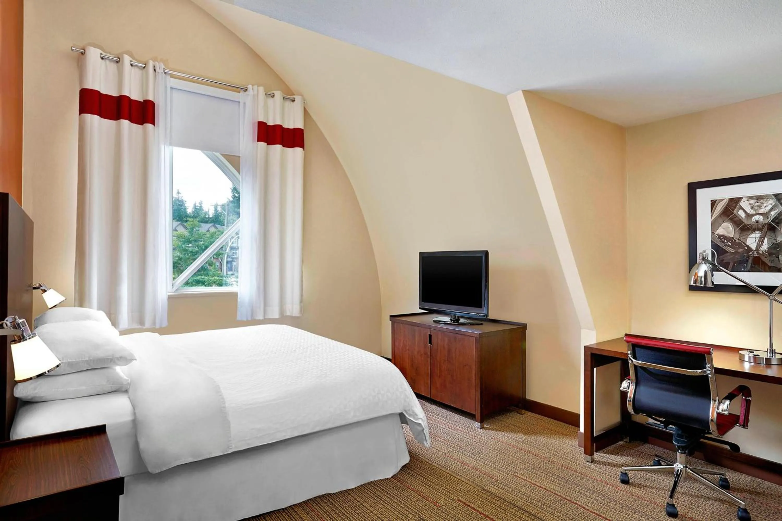 Photo of the whole room, Bed in Four Points by Sheraton Surrey