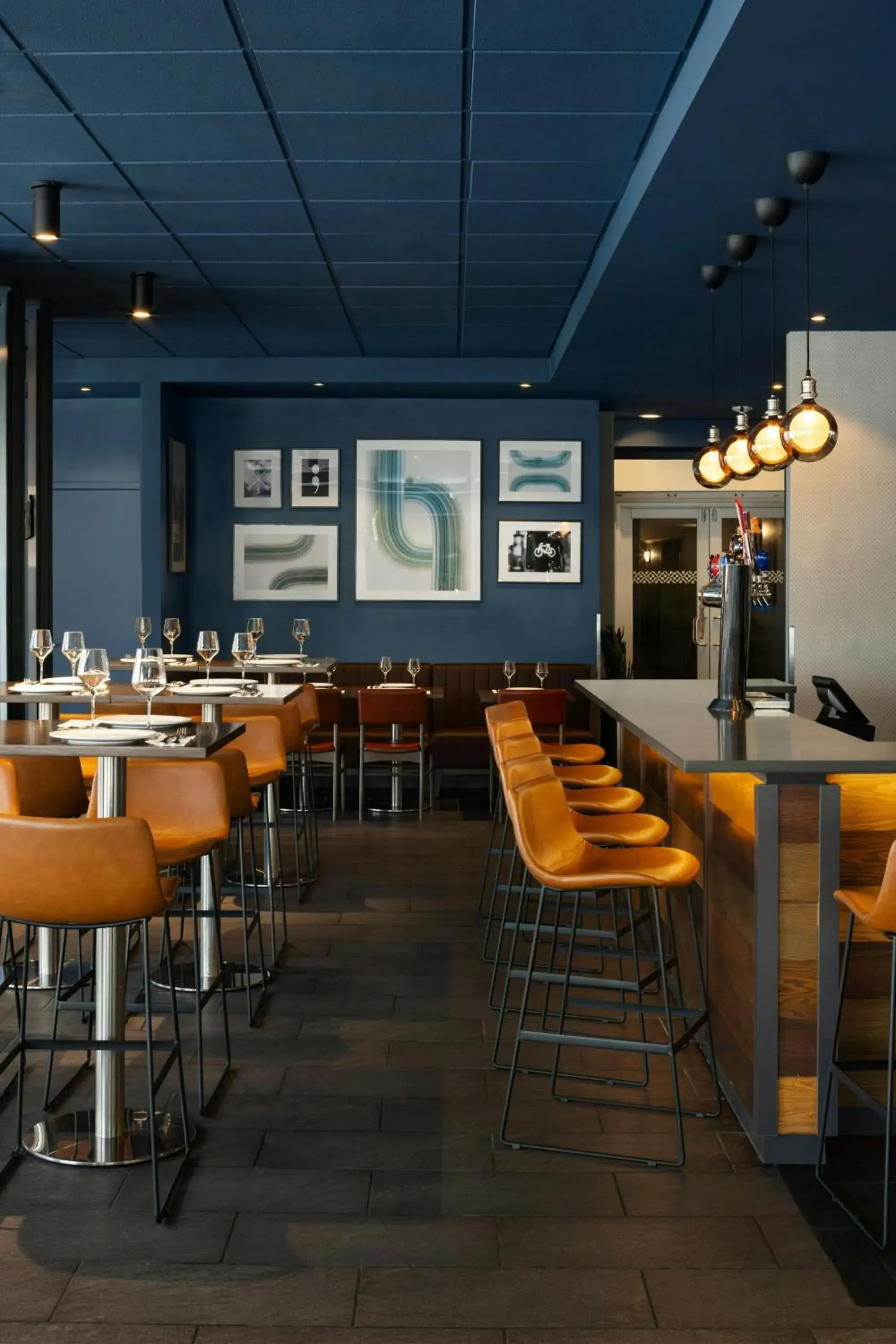 Lounge or bar in Four Points by Sheraton Surrey Lounge or bar in Four Points by Sheraton Surrey