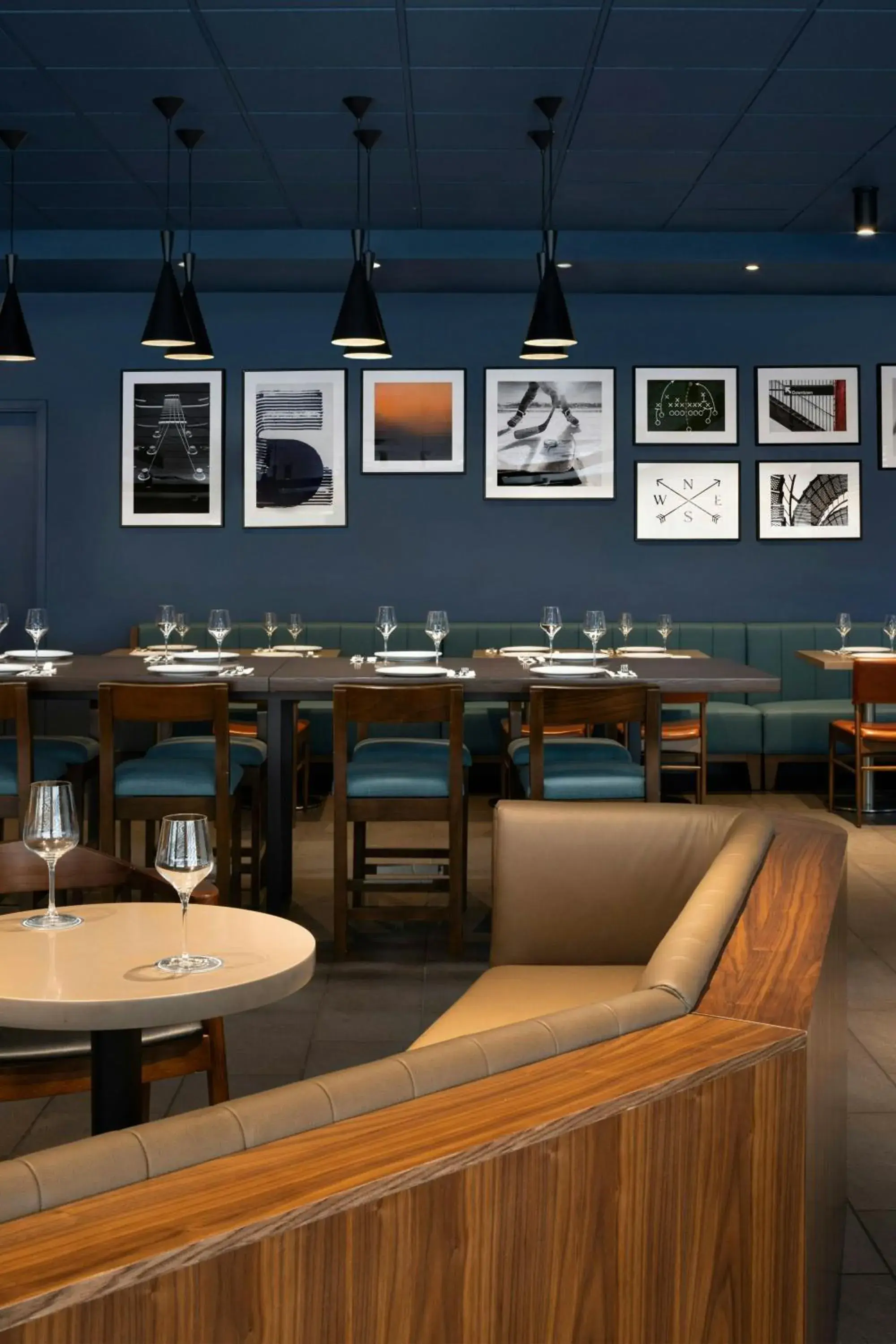 Lounge or bar in Four Points by Sheraton Surrey Lounge or bar in Four Points by Sheraton Surrey