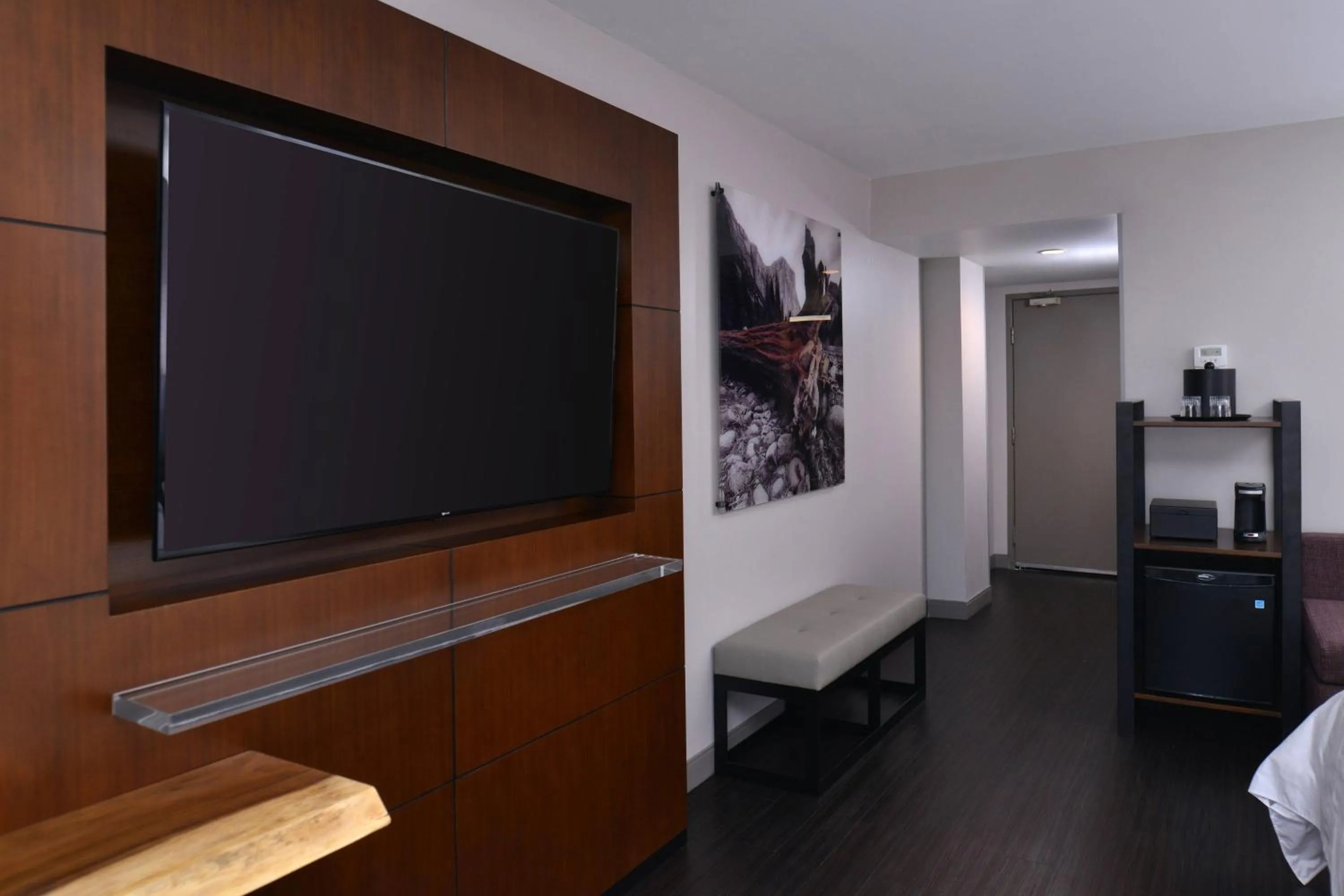 Photo of the whole room, Bed in Visalia Marriott at the Convention Center