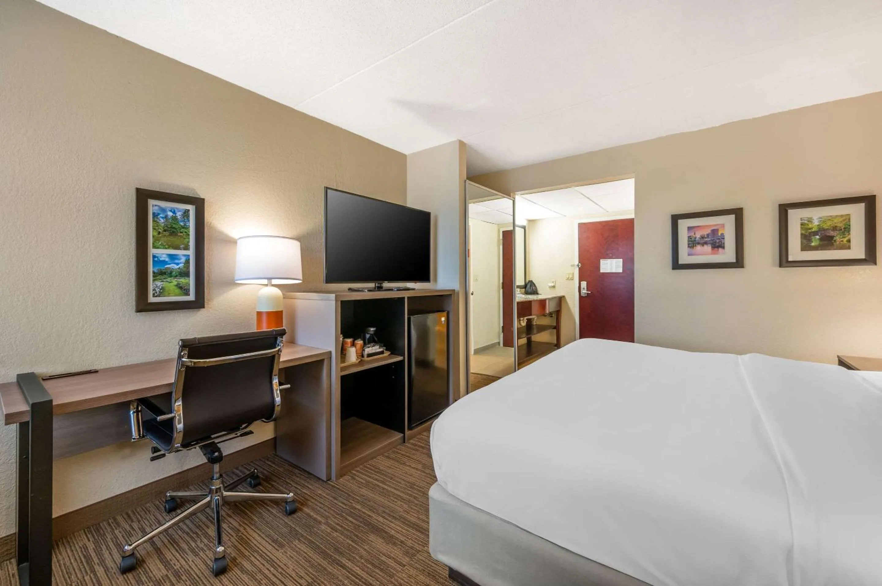 Bedroom, Bed in Comfort Inn & Suites East Hartford - Hartford