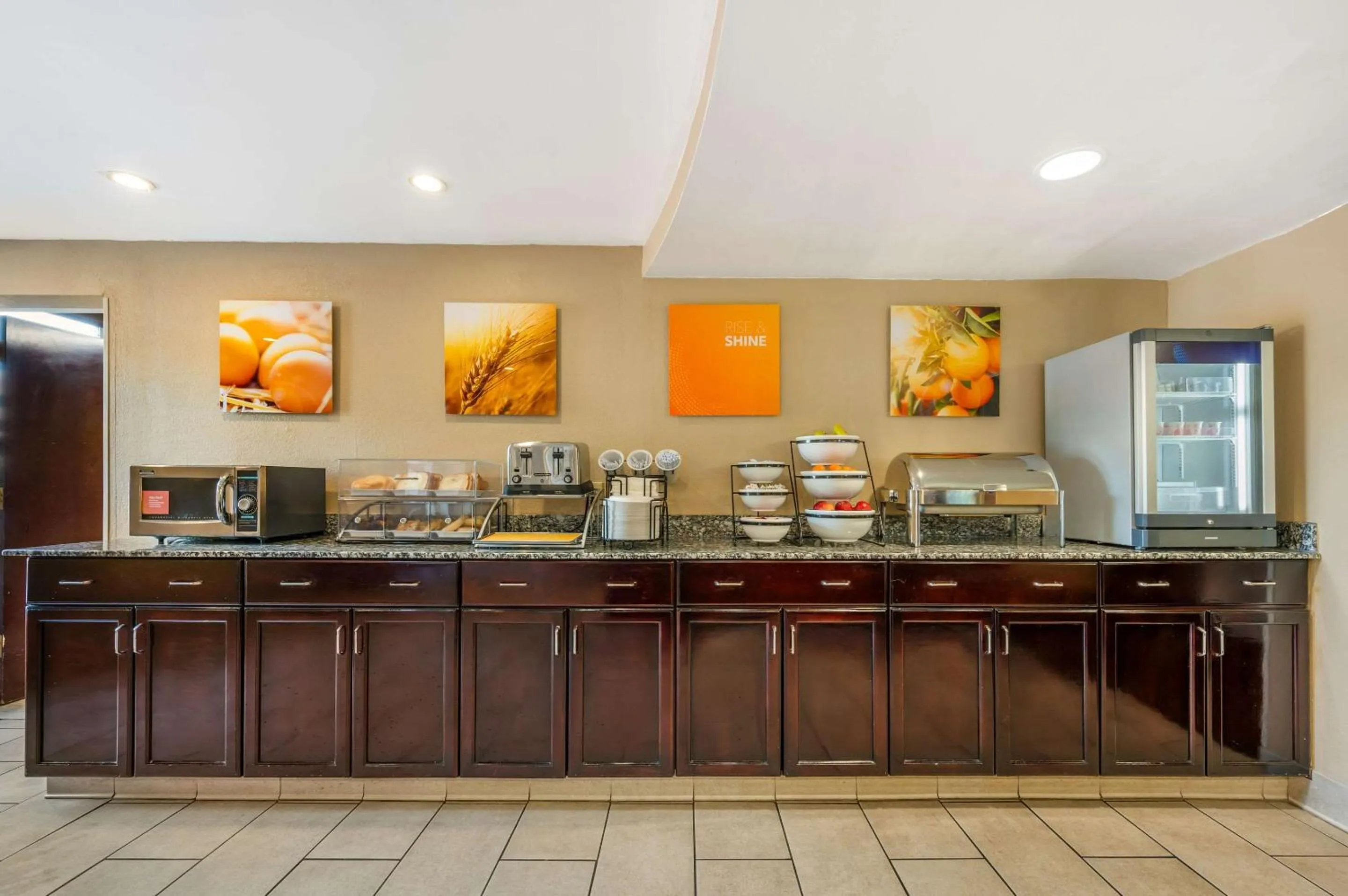 Breakfast in Comfort Inn & Suites East Hartford - Hartford