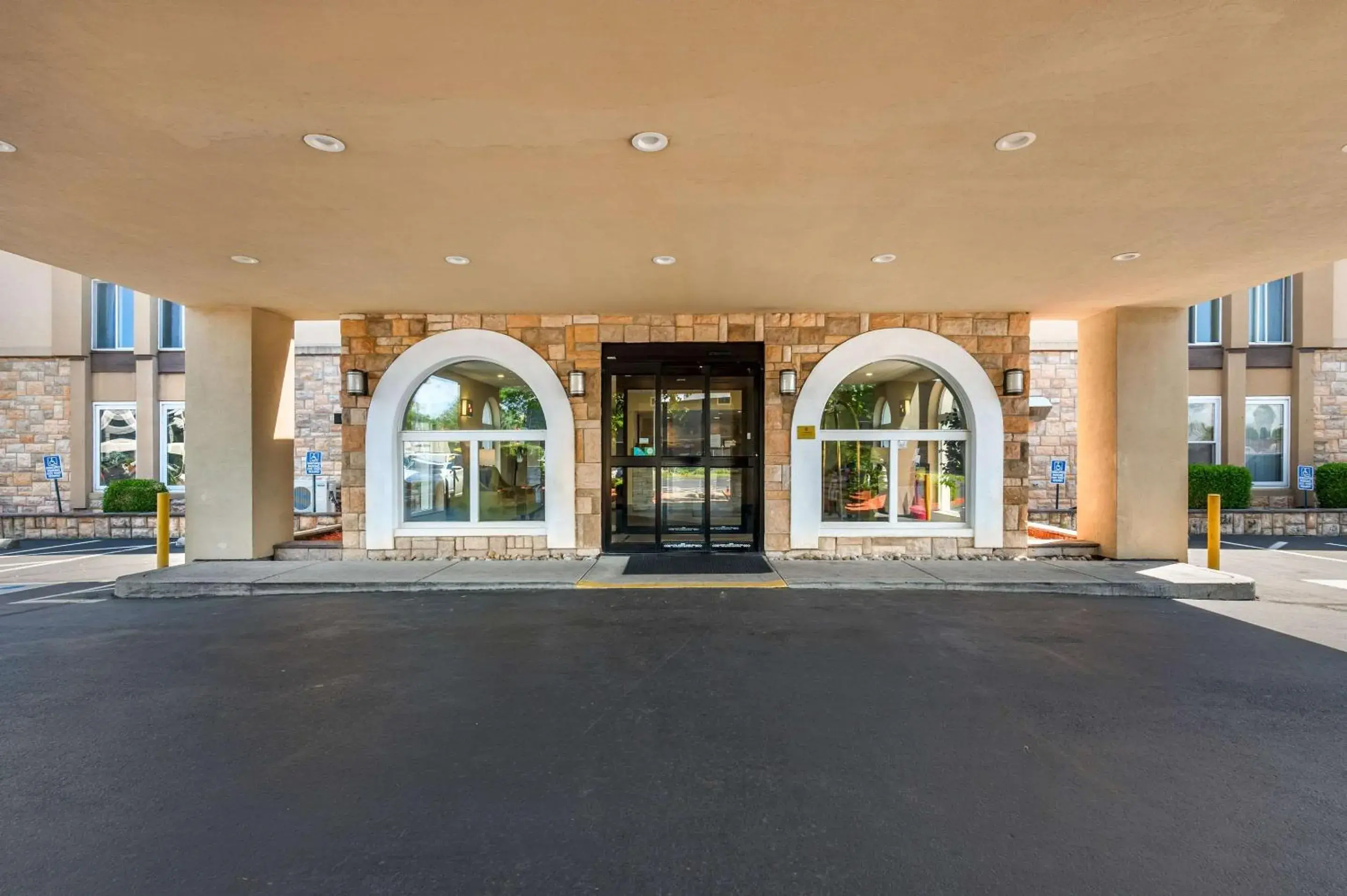 Property building in Comfort Inn & Suites East Hartford - Hartford Property building in Comfort Inn & Suites East Hartford - Hartford