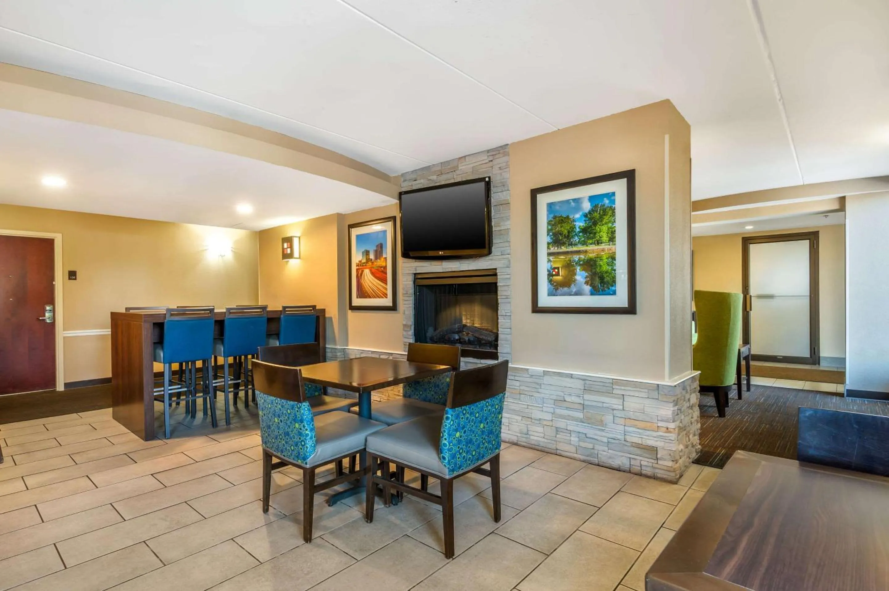 Breakfast in Comfort Inn & Suites East Hartford - Hartford
