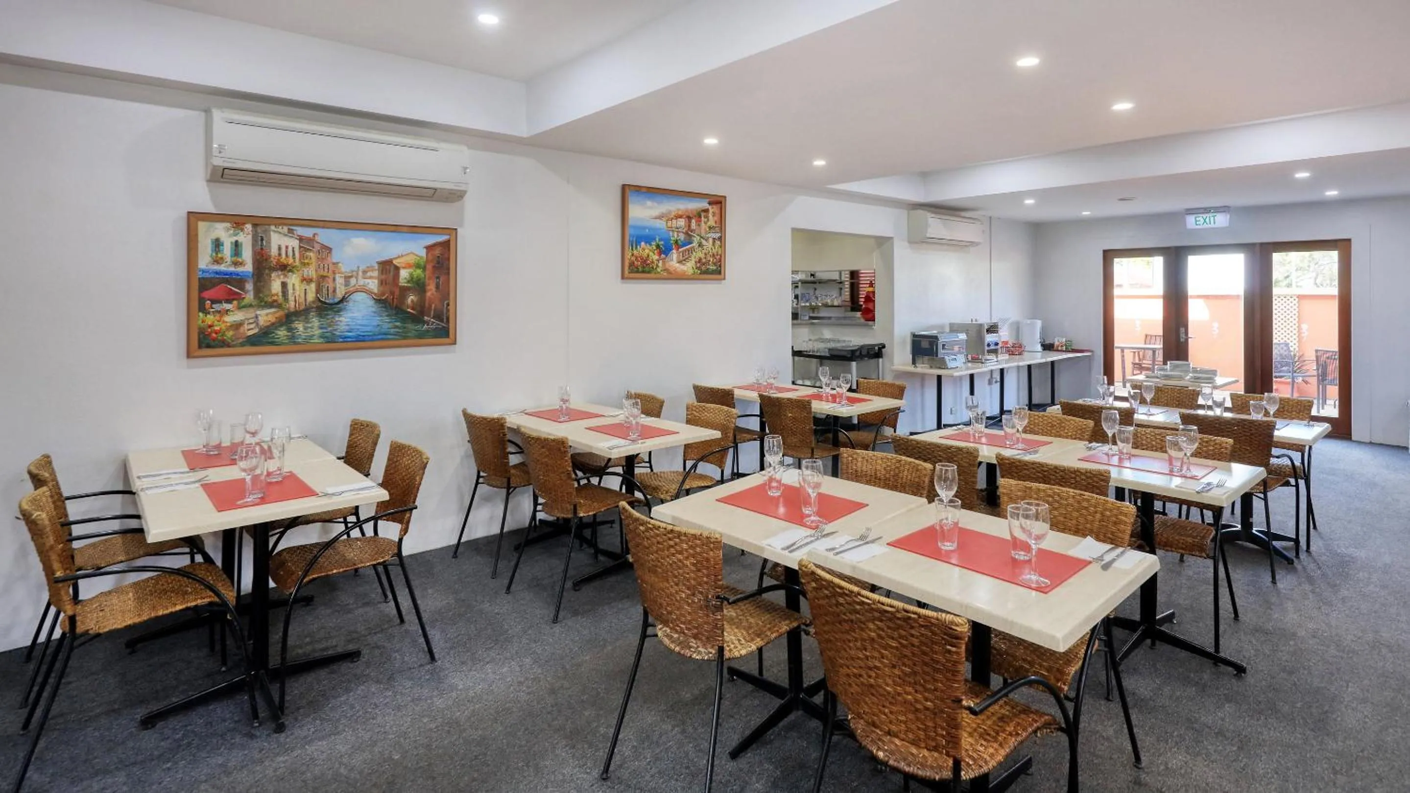 Restaurant/places to eat in Mackay Rose Motel